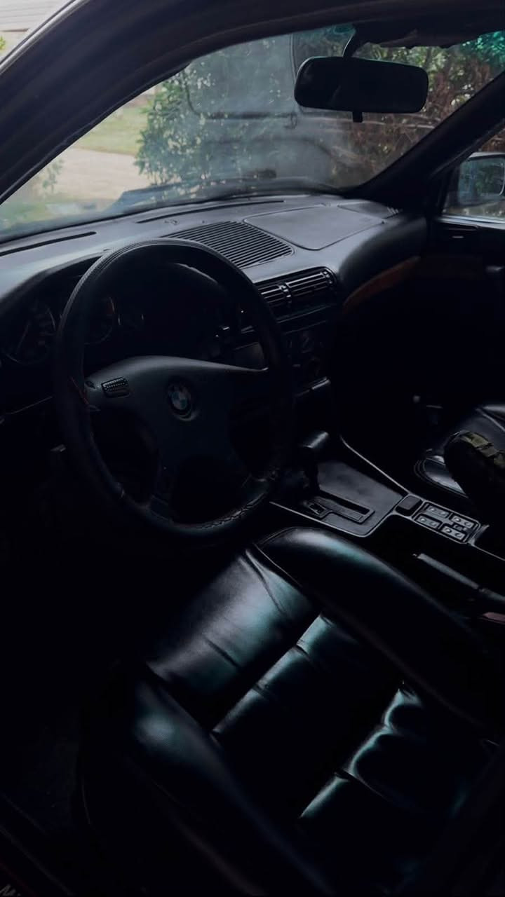 سيارة bmw 525i اصل وفصل بليتة وسنوية
- ميكنة جديدة صارلها 15 يوم 25 مسكر تك فانوس 
- كير اوتوماتيك
- صبغة جديده 
- داخل اسود وصاج الغرفه كلش حلوه ونضافة 95٪ 
- عليها سستم سماعات بدون دمام من مركز تيزاب 
- ويل كب ام 18 توسايز 
- سيارة كامله مابيها اي نقص 
- حدادية اماميه جديدة 100٪ 
- حدادية خلفيه 80٪ 
- منظومه زنون ثلجي جديد 150$
-رقم بغداد مداور ثاني يوم 
يعني السيارة مابيها نواقص ترايك وين ماتريد 
مكاني حله ***********
