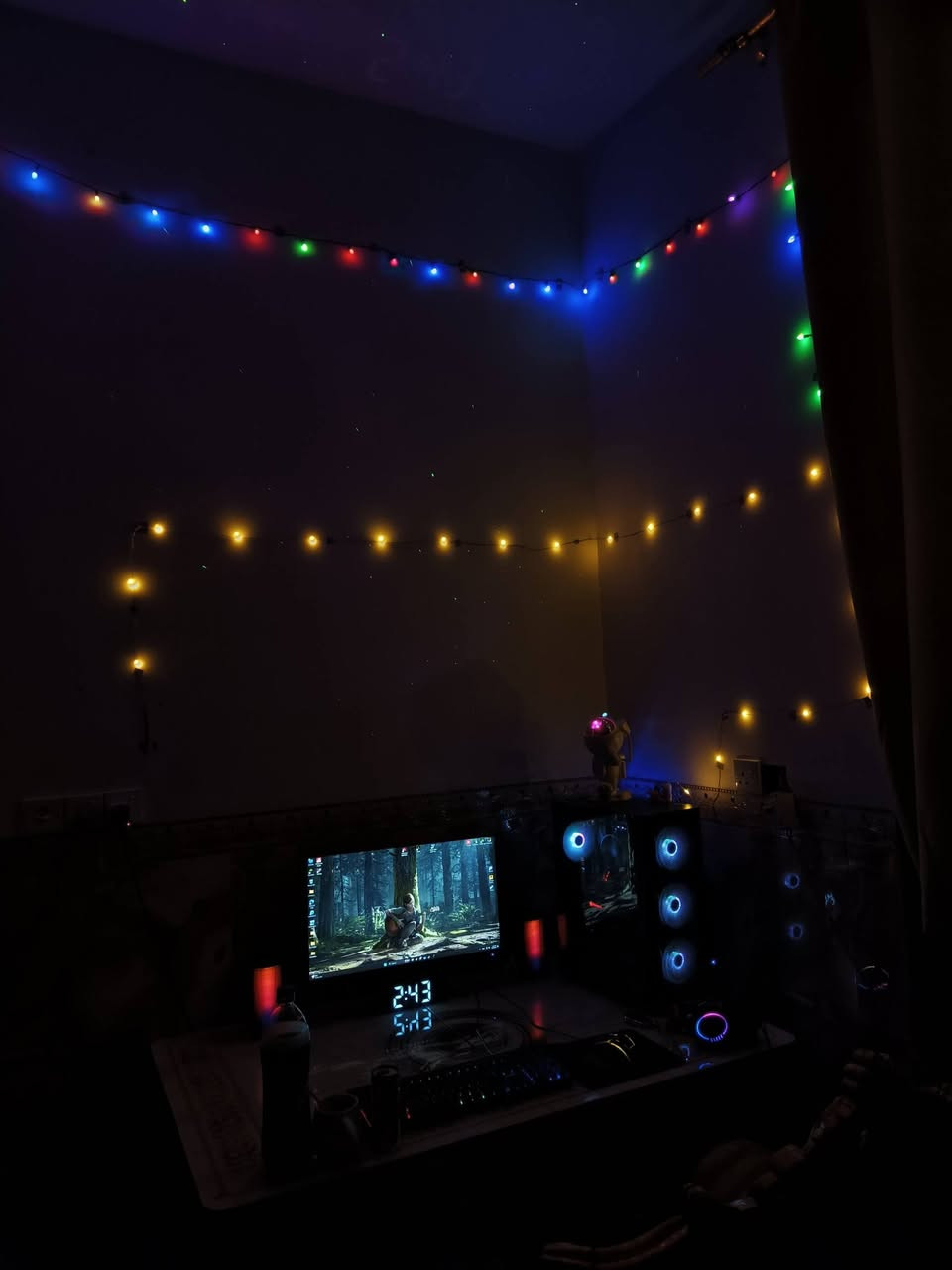 للبيع: تجميعة بي سي✨ (PC Gaming) متكاملة سيت أب كامل جاهز للاستخدام
مواصفات التجميعة (الكيس):
​المعالج: AMD Ryzen 5 5500  
​كرت الشاشة: Inno3D iChill GTX 1070 8GB
​اللوحة الأم (Motherboard): Gigabyte B450  
​الرام: 16GB DDR4 بسرعة 3200MHz (قطعة واحدة)  
​التخزين: SSD 256GB + HDD 320GB  
​الكيس والتبريد: Sama RGB مع 4 مراوح تبريد  
​الملحقات والشاشة (السيت أب كامل):
​الشاشة: Raptor قياس 24 إنش، تردد 180Hz Fast IPS. جديده
​الـ UPS: جهاز Rising قدرة 3000VA لحماية الجهاز وتغذية الطاقة.   جديد
​الملحقات:
​كيبورد قيمنق Sunsonny RGB.
​ماوس قيمنق Xtrike Me.
​سماعة قيمنق GH30 RGB.
​ساعة رقمية سطح مكتب.
​ملاحظة للأمانة:
​يوجد منفذ رام واحد (Slot) عاطل في المذربورد، والجهاز يعمل بشكل ممتاز وسلس جداً على المنفذ الثاني بقطعة رام 16GB.
​السعر  للسيت اب كامل:  700 الف دينار عراقي 
المكان  بغداد  الشعب  

رقم الهاتف ***********
