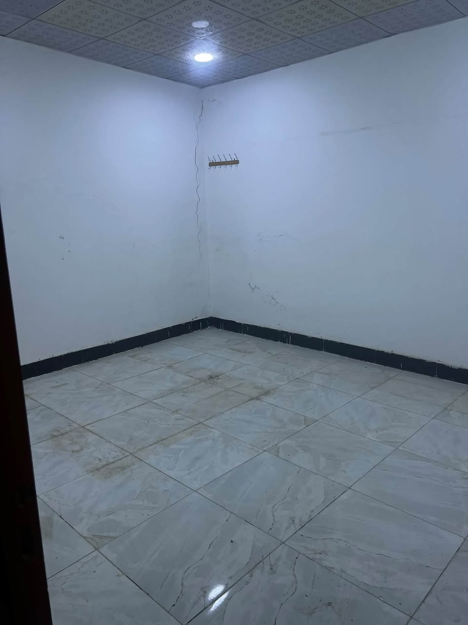دار للايجار
دار للايجار مقابيل قرية الغدير قرب شارع الصب 
مساحة ١٠٠م جاهز للسكن كامل الخدمات ماء كهرباء خط مولد شارع تبليط  الايجار ٢٥٠ بدون دلاليه اني صاحب الدار الايجار ٣ اشهر لكدام تدفع ٧٥٠ وتسكن بالبيت  ***********

