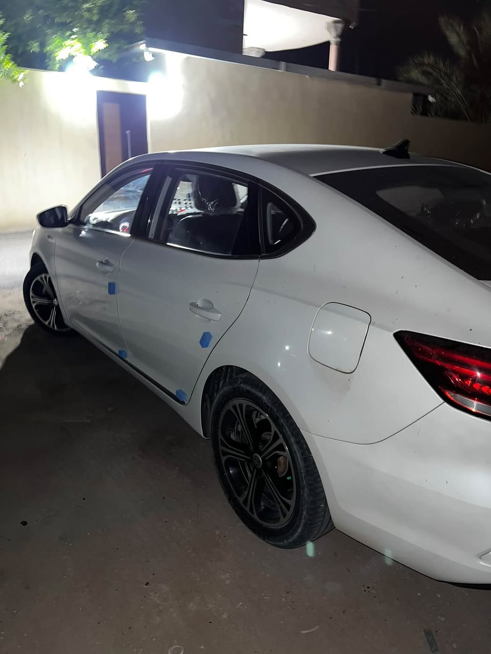 MG6 مديل2023
محرك 1.500 T
ماشيه 63الف
سياره فول موصفات فتحت سقف
بصمة تشغيل
كاميرا خلفيه
حساسات 
شاشه تدعم كار بلاي 
كشنات كهرباء 
اوتو هولد 
سايد بريك دكمه 
تبريد قطعتين 
ثلاجه تبريد 
مثبت سرعه 
تحكمات ستيران 
وبعد بيه موصفات هواي 
سياره مبدله بنيد وجاملغ صوب السائق او بل شركه اوبعده بحالة ضمااان بل شركه 🛑🛑يعني واجعه نفس قبل او احسن 
او هاي الطخه مال باب موضحه بل صوره او مامبينه 
سياره نضيفه وحلوه خير من الله الشراي يعرف شنو قيمه هاي سياره 
العنوان نجف كوفه 
رقم *********** وتساب فقط
