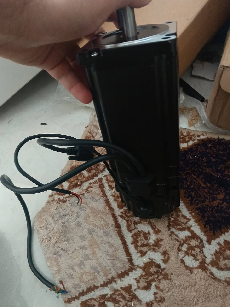 قطعة ثكيل يطلع وزها تقريبا 20كيلو إلي مهتم ينطي بيها سعر
