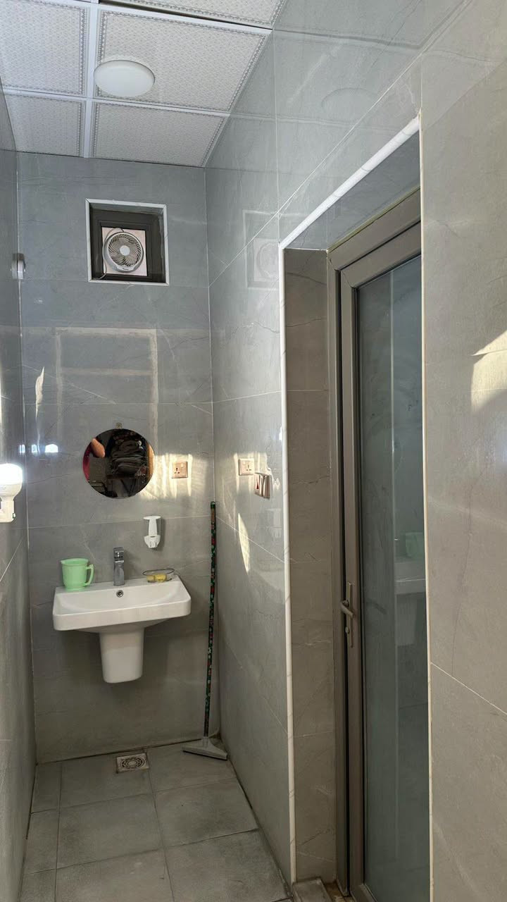 🔖 AG 359

🏡 دار مميزة للبيع – شارع النيل

📍 الموقع: شارع النيل – ثاني بيت
📐 المساحة: 200م²
📏 الواجهة: 10م

🏠 تفاصيل الدار:

🔹 الطابق الأرضي:
▫️ استقبال: 4 × 8م
▫️ صالة أمامية: 4 × 5.25م
▫️ مطبخ: 4 × 4.25م
▫️ غرفتان نوم: 5 × 4م لكل غرفة

⬆️ الطابق العلوي: نفس توزيع الطابق الأرضي

💰 السعر: 500 مليون
🤝 قابل للتفاوض

📞 للتواصل:
📞 للتواصل 
***********
اسامه ابو مصطفى 
‏تابع قناة أعمار للعقار في واتساب: https://whatsapp.com/channel/0029Vb7TVNn2ZjCuSde4pu1L
قناه تلكرام 
https://t.me/EmarAqar
***********
