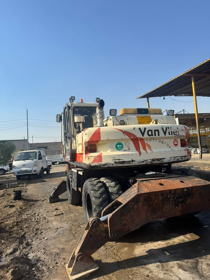 🏗️ حفارة إطارات (شفل/حفار تايرات) للبيع
تفاصيل المعدة:
 النوع: حفارة إطارات (Wheeled Excavator) - Van Vliet.
 الحالة: شغالة وجاهزة للعمل مباشرة، الفحص والمعاينة موقعياً.
 المواصفات: محرك ونظام هيدروليك بحالة ممتازة، أرجُل تثبيت (Outriggers) شغالين، إطارات بحالة جيدة.
الموقع: الموصل
📞 للتواصل والاستفسار: ***********
💬 أو التواصل عبر الخاص / الواتساب
