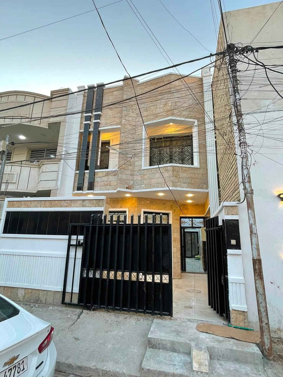 150 متر 
السعر 290 مليون وبي مجال 
البناء🏗️
الطابق الارضي 

صاله وغرفه نوم ومطبخ 

ومنوورر وخدمات 

الطابق الثاني 3 غرف نوم وخدمات 

الموقع حي الجهاد ديوان المخابرات 
سيف ابو يزن

***********
