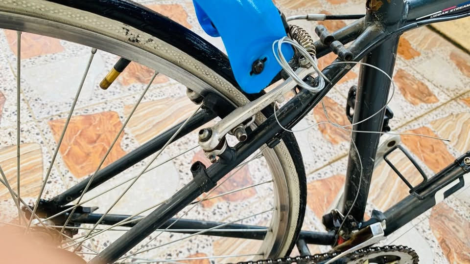 باسكل رياضي للبيع
نوع هجين (Hybrid Bike)
تبديل 3 نمرات امامي و 7 خلفي 
دبل امامي  من شركه SR Suntour 
بريكات امامي خلفي 
قاعده مقود Stem بمقياس 90mm+17‎
سعر 110 بي مجال بسيط
مكان كركوك حزيران 
للتواصل واتساب ***********
