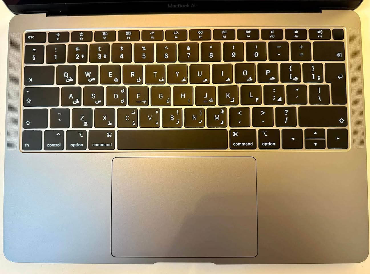 MacBook AIR "13" (2019)
Process : Core i5

Ram : 8 GB 2133MHz

Hard : 128 GB Flash storage SSD

Graphic: Intel UHD Graphics 617

Version: Late 2019

Screen: Retina screen 

Features: Touch ID

Ports : 2 port type-C

Keyboards: Arabic

Color: space gray 

Battery: 262 cycle count

 + HUB + leather bag

السعر ٦٥٠ الف وبيها مجال

*********** واتساب واتصل

نص مكتوب في الصور:
- MacBook Air Processor 1.6 GHz Dual-Core Intel Core i5 Graphics Intel UHD Graphics 617 1536 MB Memory 8 GB 2133 MHz LPDDR3 Serial number FVFZCCM9LYWG macOS Ventura 13.5.1 More Info... Regulatory Certification TM and (C) 1983-2023 Apple Inc. All Rights Reserved.