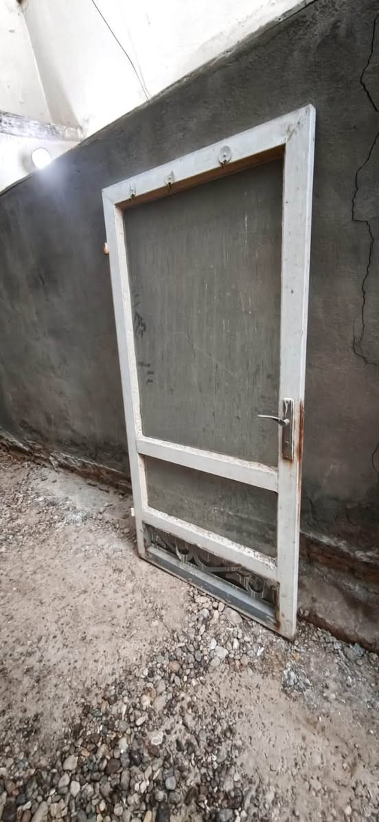 جام خانة محل او مكتب مستعملة نظيف مع زجاج كامل الطول 3متر والعرض 3.20سم 
السعر 150 
الموقع بغداد الصليخ الجديد السوق الشعبي***********
