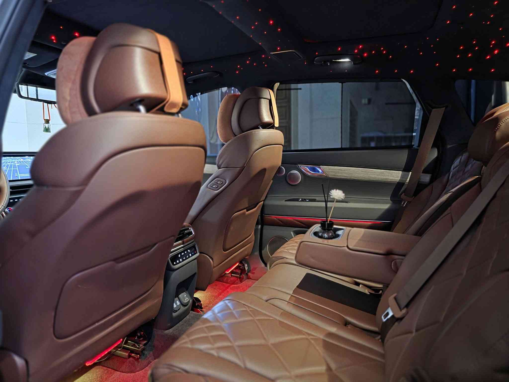للبيع | Genesis GV80 2025 | 3.5T V6 | Full Option | قمة الفخامة والأدا
الحادث جاملغ الايسر مع شبر البنيد 
ماشيه حاليا 13 الف كيلو متر.  ليس ميل
إذا تبحث عن سيارة SUV فاخرة تجمع بين القوة، التكنولوجيا، والراحة… فهاي هي الخيار المثالي.
السياره عليها تغليف PPF ضمان 10 سنوات 
و السياره مضلل بيها كتاب من المرور بالسنويه 
و السياره بيها سقف روز رايز شغل درجى اولى 
السياره عليها تعريب الشرق الاوسط كل الاوبشنات شغاله السياره  ما ناقصها اي شي فول من كلشي 

✅ موديل: 2025
✅ محرك: 3.5 لتر V6 توين تيربو
✅ ناقل حركة أوتوماتيك 8 سرعات
✅ نظام دفع رباعي AWD
✅ فل أوبشن (أعلى فئة)

🔹 أهم المواصفات:
• شاشة بانورامية كبيرة للنظام الترفيهي
• عدادات رقمية كاملة
• شاشة عرض على الزجاج الأمامي (Head-Up Display)
• كاميرات 360° عالية الدقة 
ناضور ليلي نهاري
• حساسات أمامية وخلفية
• رادار أمامي مع مثبت سرعة ذكي
• نظام المحافظة على المسار والتنبيه عند الخروج عنه
• مراقبة النقطة العمياء مع عرضها على شاشة العدادات
• فرملة طوارئ أوتوماتيكية
• مساعد القيادة على الطرق السريعة
• نظام الاصطفاف الذكي (Smart Parking Assist)
• بصمتين وبصمة تشغيل وبصمة للأبواب
• تشغيل عن بُعد
• فتحة سقف بانورامية
• مقاعد جلد فاخر كهربائية مع الذاكرة
• تبريد وتدفئة للمقاعد الأمامية، وتدفئة للمقاعد الخلفية
• تدليك مساج  للمقاعد الأمامية (حسب التجهيز)
• تكييف أوتوماتيك ثلاثي المناطق
• شحن لاسلكي للهاتف
• نظام صوت فاخر
• Apple CarPlay وAndroid Auto
• إضاءة داخلية محيطية متعددة الألوان
• إضاءة LED أمامية وخلفية
• باب خلفي كهربائي مع فتح ذكي
• جنوط ألمنيوم رياضية قياس كبير 22 
• زجاج عازل للحرارة والضوضاء

💎 سيارة فخمة بكل معنى الكلمة، تجمع بين التصميم الراقي، الأداء الرياضي، وأحدث تقنيات السلامة والراحة.

 للاستفسار  يرجى التواصل على الرقم
 ***********
