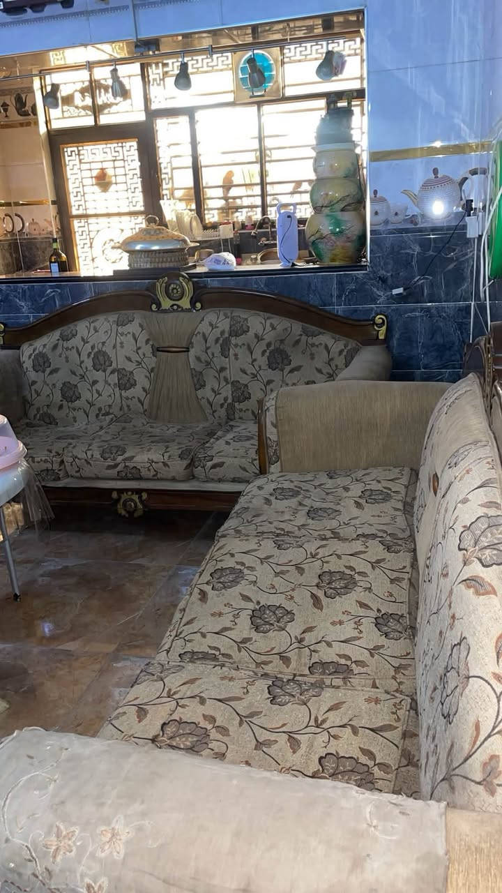 سلام عليكم تخم تركي ملكي نضيف يرادله بس تبديل سفنج متكون من 4 مقاعد فرديه و 2 ثلاثية وتخم كعدته مريحه واريده بـ 250 وبي مجال بسيط 
عنواني بغداد الدورة ميكانيك 
وات ساب ***********
