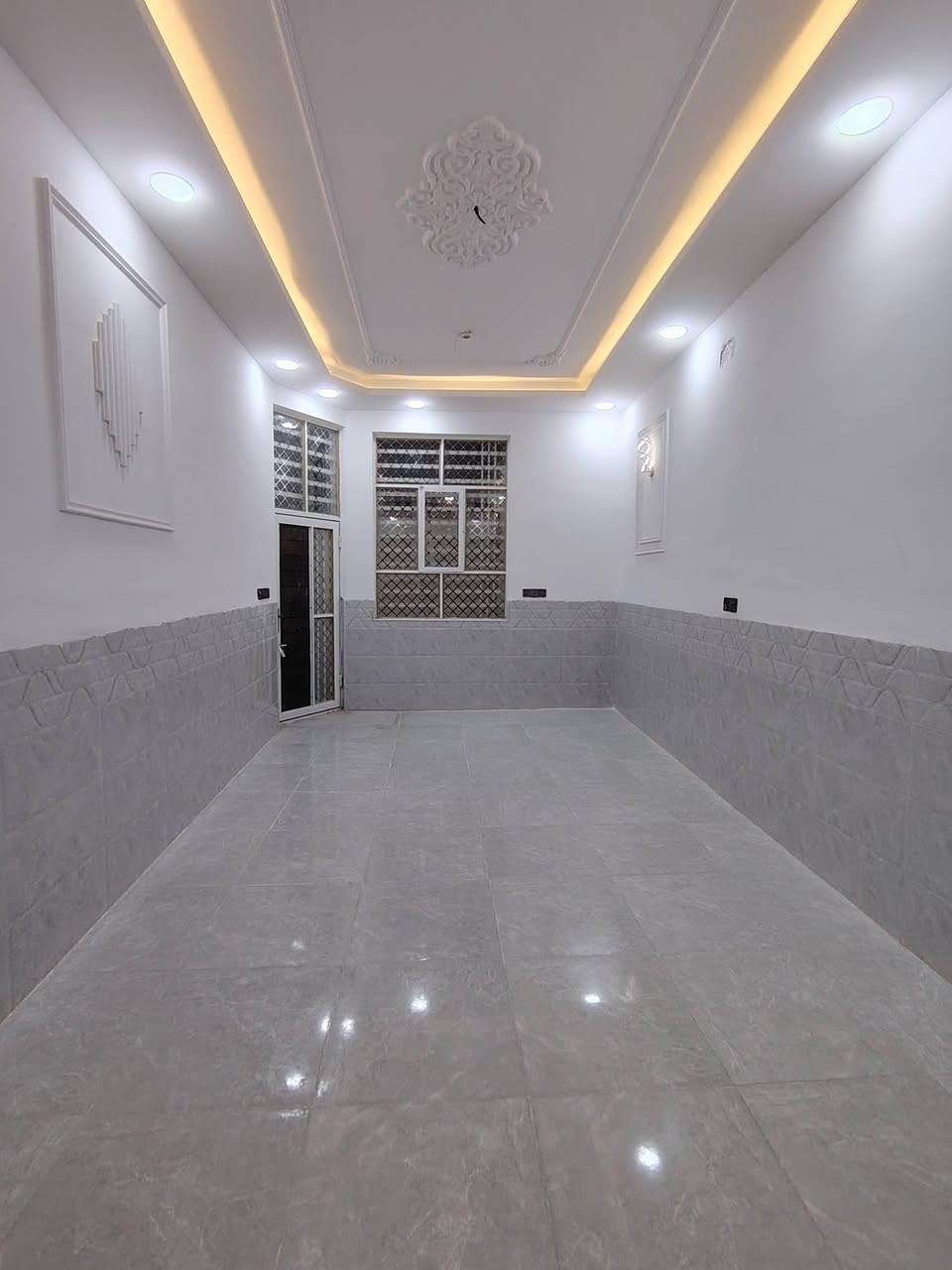 🏡 دار للبيع – حي ميسان |  شارع الشيوخ
📐 المساحة: 185 متر
📍 الموقع: حي ميسان – شارع الشيوخ
📄 الطابو: زراعي – سند 25
🏠 مواصفات الدار:
🛏️ غرفتين نوم
🛋️ استقبال وصالة
🍳 مطبخ
🧱 بناء جديد من الطابوق الجمهوري
🏗️ أساس وسقف صب كونكريت
🚿 حمامات
🌿 حوش
✨ دار بناء جديد، متينة وجاهزة للسكن، وموقعها ممتاز وقريب من الخدمات.
💰 السعر: [سعر 77]
📞 للاستفسار: ***********
#دار_للبيع #بيت_للبيع #حي_ميسان #سكلة_الكرعاوي #عقارات_النجف #النجف
