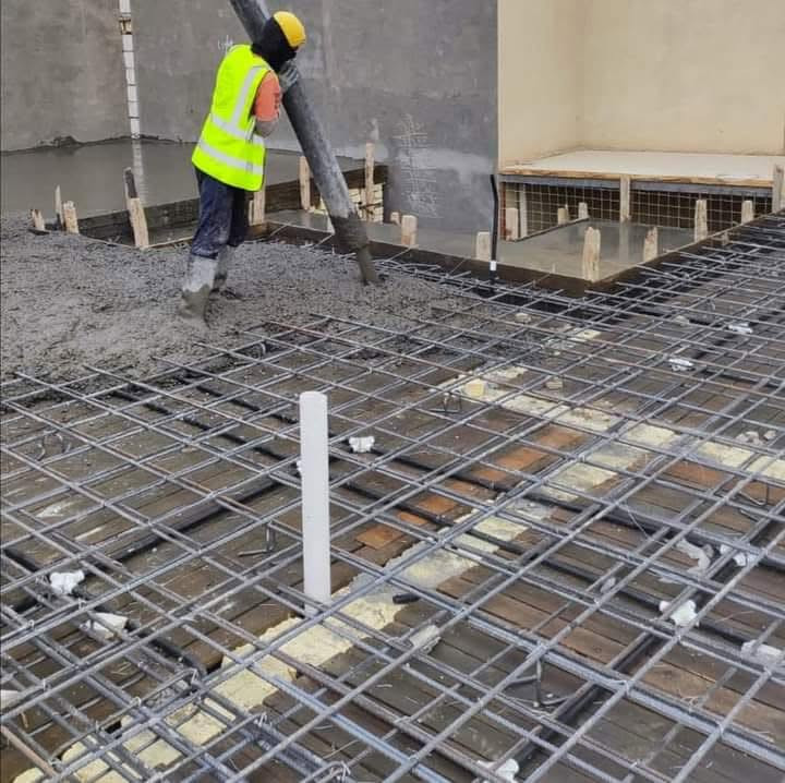 🏗️ شركة اللمسة الهندسية للمقاولات المحدودة 🏗️
عنواننا الجودة... وهدفنا رضا العميل!
تخطط لبناء منزل أحلامك أو مشروعك الاستثماري وتدور على شركة مضمونة تجمع بين الدقة، السرعة، والتسهيلات بالدفع؟ اللمسة الهندسية خيارك الأنسب لكل أعمال المقاولات والإنشاءات العامة!
خدماتنا المتميزة:
 🧱 أعمال الهيكل والصب: نجارة القالب والصب الكونكريتي وفق أعلى المواصفات الهندسية.
 💳 نظام الأقساط: خيار بناء الهيكل بالأقساط لتسهيل التنفيذ عليك بدون أعباء مالية مفاجئة!
 🏢 المشاريع المتنوعة: خبرة وإتقان في تنفيذ المشاريع السكنية، التجارية، والصناعية، وبناء المجمعات.
 🎨 التشطيبات والديكور: تنفيذ أحدث أعمال التشطيبات والديكورات الداخلية والخارجية بجودة عالية.
لماذا تختار "اللمسة الهندسية"؟
 ✅ جودة عالية ودقة متناهية في كل مراحل التنفيذ.
 ⏱️ التزام تام بالمواعيد وجدول التسليم المحدد.
 🛡️ ضمان تنفيذ وخدمة ما بعد التنفيذ لراحة بالك.
 💰 أسعار تنافسية تناسب ميزانيتك.
📞 للتواصل والاستفسار:
 واتساب / اتصال: ⁠***********⁠
 اتصال: ⁠***********⁠
📍 تواصل معنا اليوم وابدأ خطوتك الأولى نحو مشروعك!
