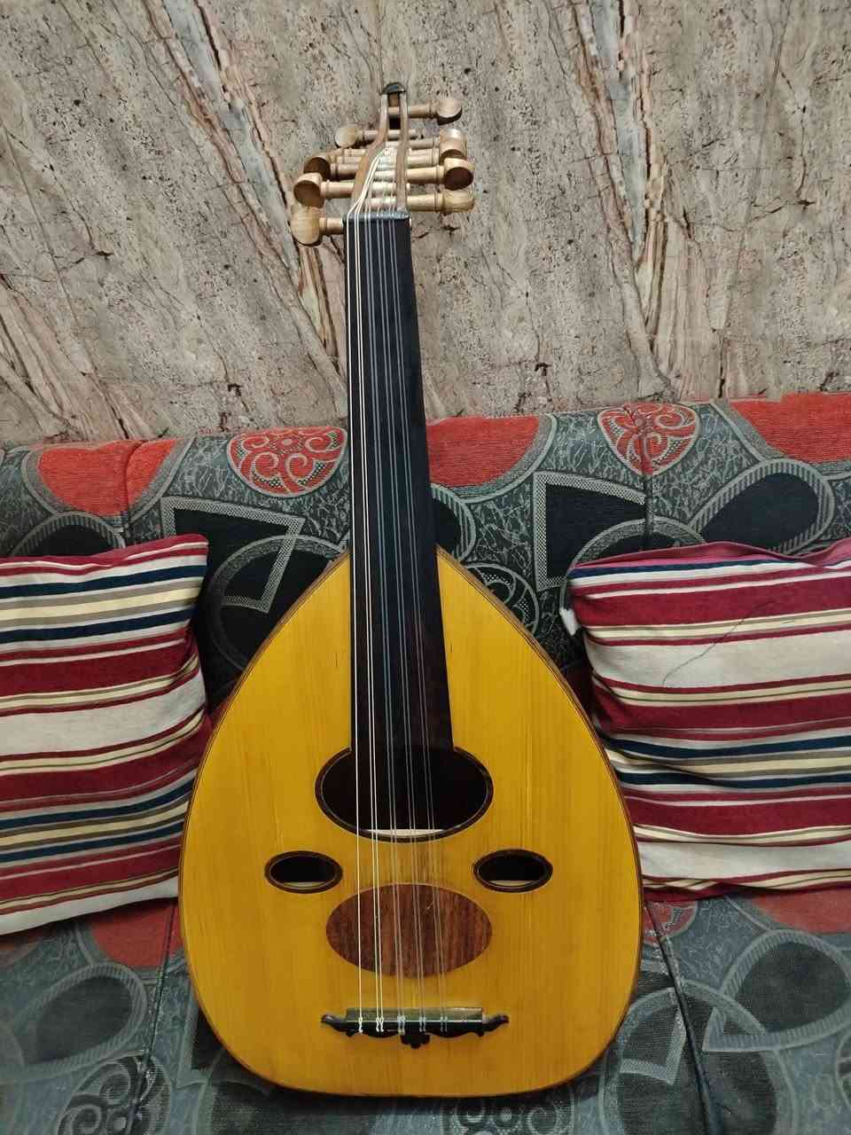 السلام عليكم🌷 
عود عراقي
#للبيع السعر ٢٥٠ الف
بي مخرج صوت 🎵
أوتار توماستك الري نايلون
الستفار اتصل على الرقم ***********
مكاني بغداد
