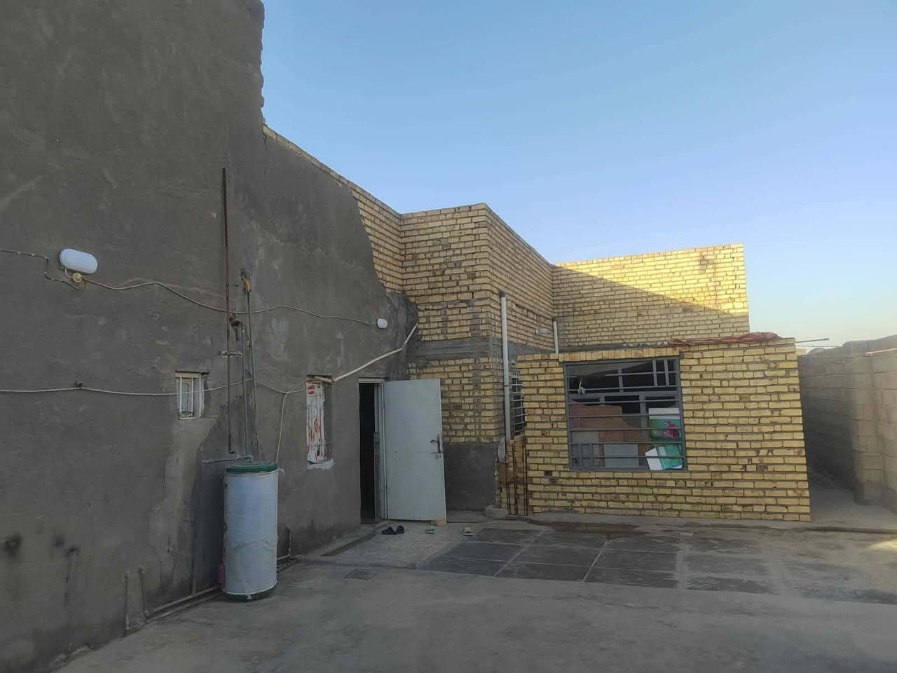 بيت للبيع يم جسر معلق بناء طابوك عكاده ربع 4غرف براني وصاله ومطبخ خلف سجت قطار مال معالي ستفسار خاص وتساب ***********
