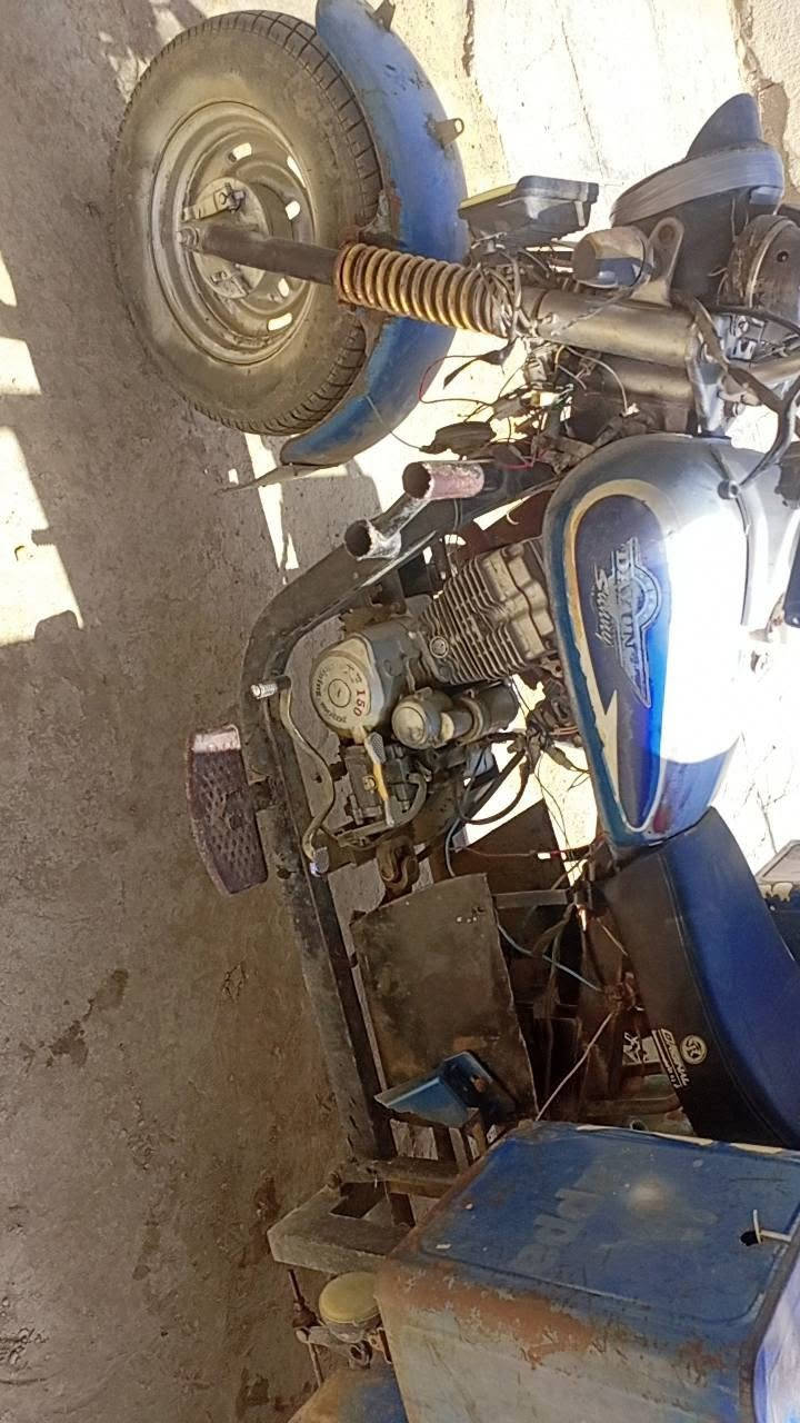 ***********
للبيع  شاصي نضيف محرك نضيف خياسات بس بشاصي قيم وخذ
