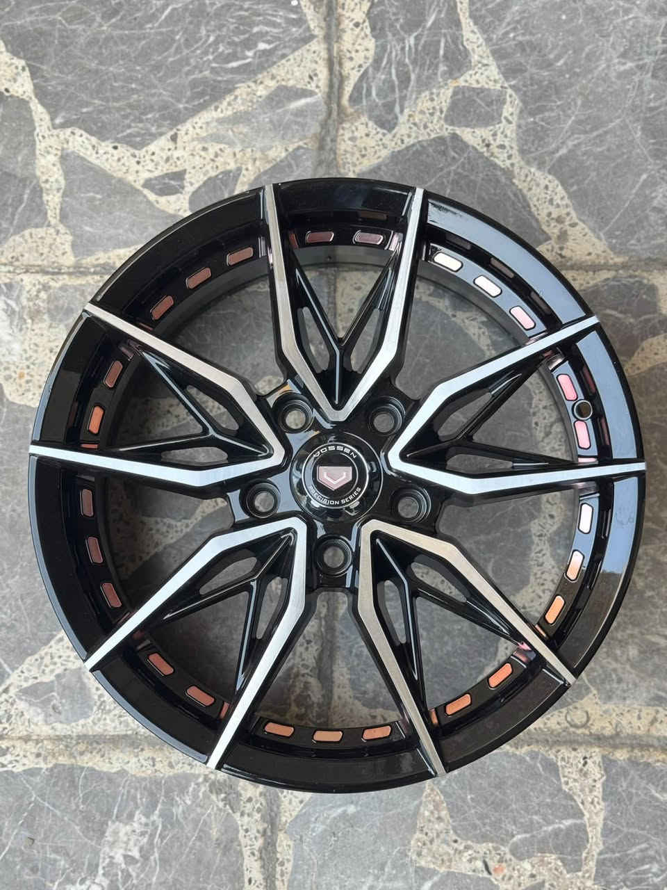 سلام عليكم 

تخمين وياله حجم 16
يرهم كوري ياباني صيني 

جماعة byd وكورلا تبقى ع نفس تايرك البلادي تبدل بس ويل 

مكاني بغداد شارع فلسطين
توصيل عدي لكل المحافطات
