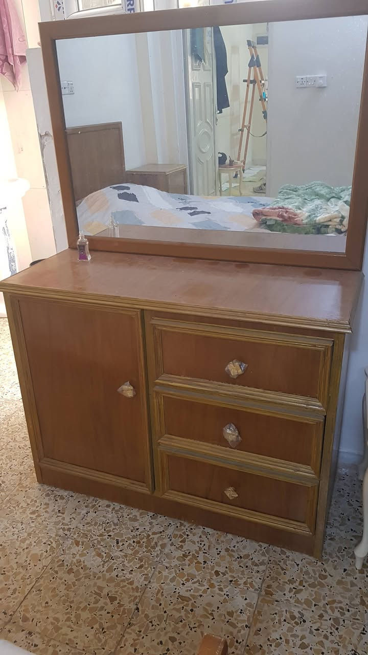 البيع استعمال قليل الحريه الاولى رقم الهاتف *********** السعر ٤٠٠ وبي مجال للشراي إخوان الغرفه عراقيه اشترته جديده.
