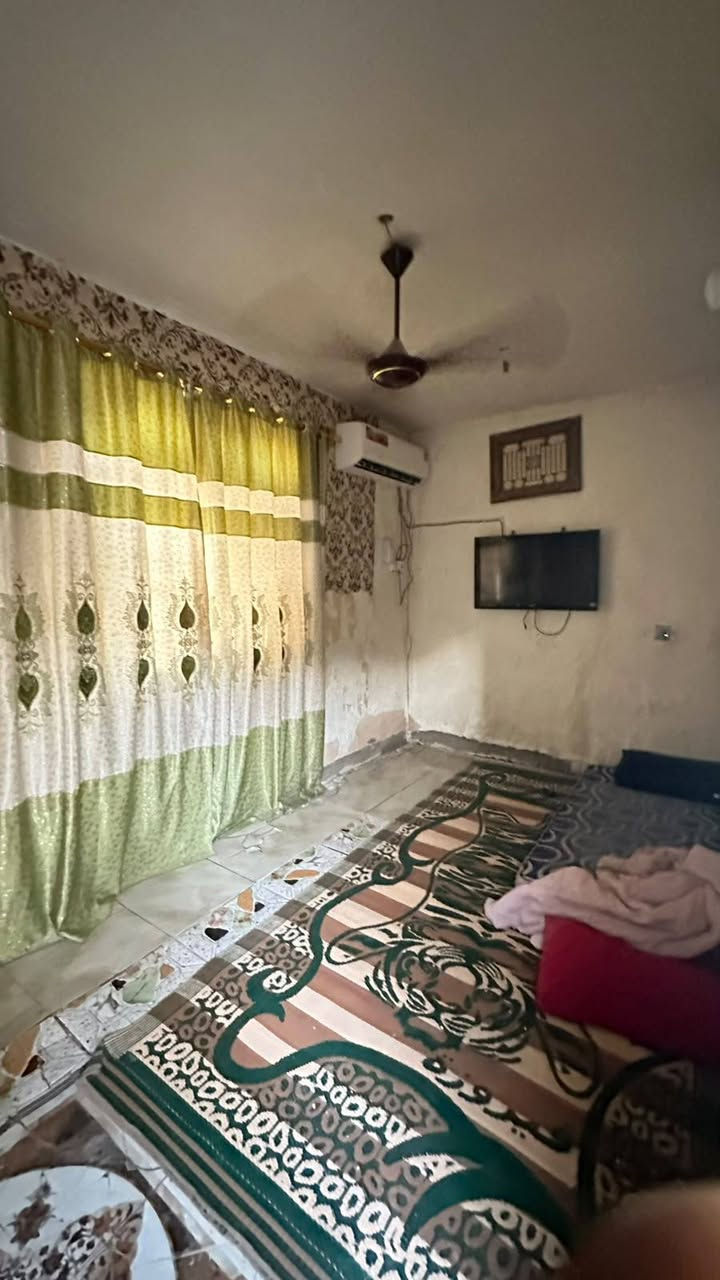 بيت لبيع بل ربع تالاف قرب مدرست فرابي بيت مساحته خمسين متر وبي غرفه فوك بس سكف رادله بيت طابو صرف سعر لبيت 25لااستفسار***********
