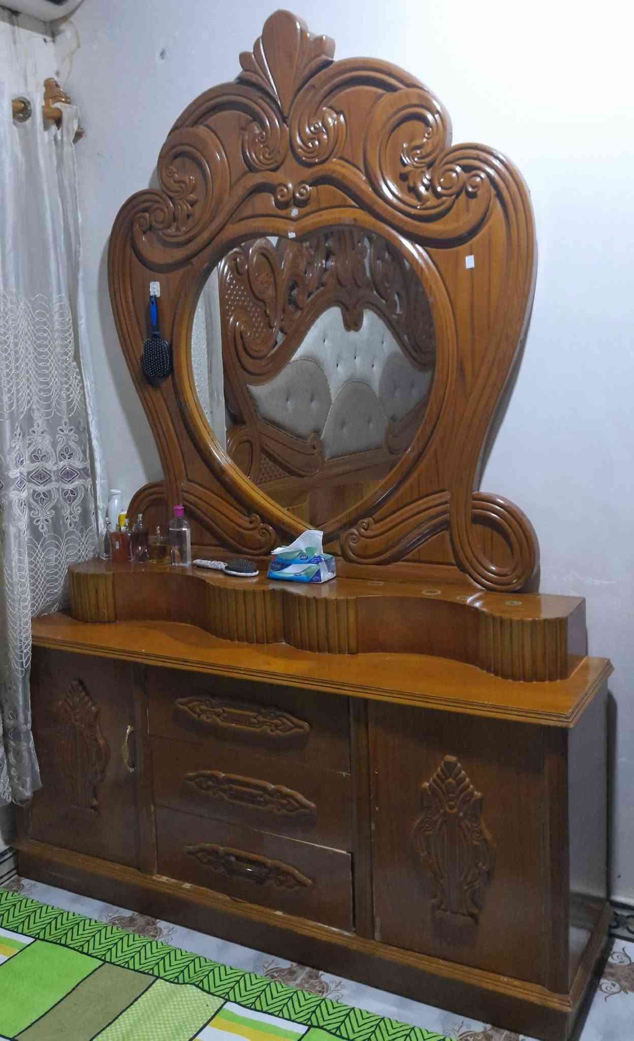 السلام عليكم
من رخصة الادمن
                         م/غراض للبيع
١.تخم قنفات شرقيه باله الخليج ٢٢ متر مستعمل 
نظافه ١٠٠/٩٠ للبيع السعر ب٩٠٠ الف وبيه مجال
٢.غرفه اخشاب عراقيه ٦ ابواب ٧ قطع نظافه ١٠٠/٩٥ للبيع السعر ب٩٠٠ الف وبيها مجال
نقال/ ***********/وات ساب بيه
