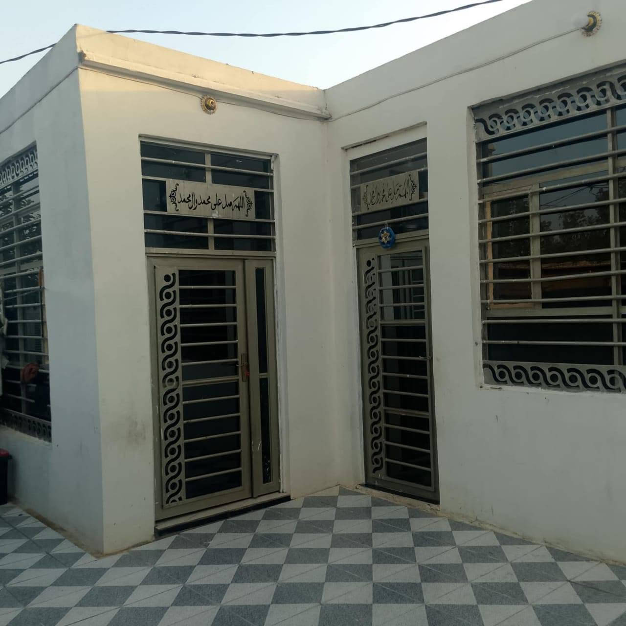 السلام عليكم عندي دار للبيع المساحه الكليه 210 متر طابو زراعي سند 25 تحويل مباشر باسم المشتري متوفره كل الخدمات شارع النيل الخدمي قرب مخازن بيت مرجان السقف مالته ساندويتش بيت تسليم مفاتيح جديد وحلو مرتب السعر مالته بلاش 40 وبي مجال الاستفسار مراجعه مكتب عقارات الحسام اتصل على رقم الهاتف ***********+*********** اخوكم ابو مومل

