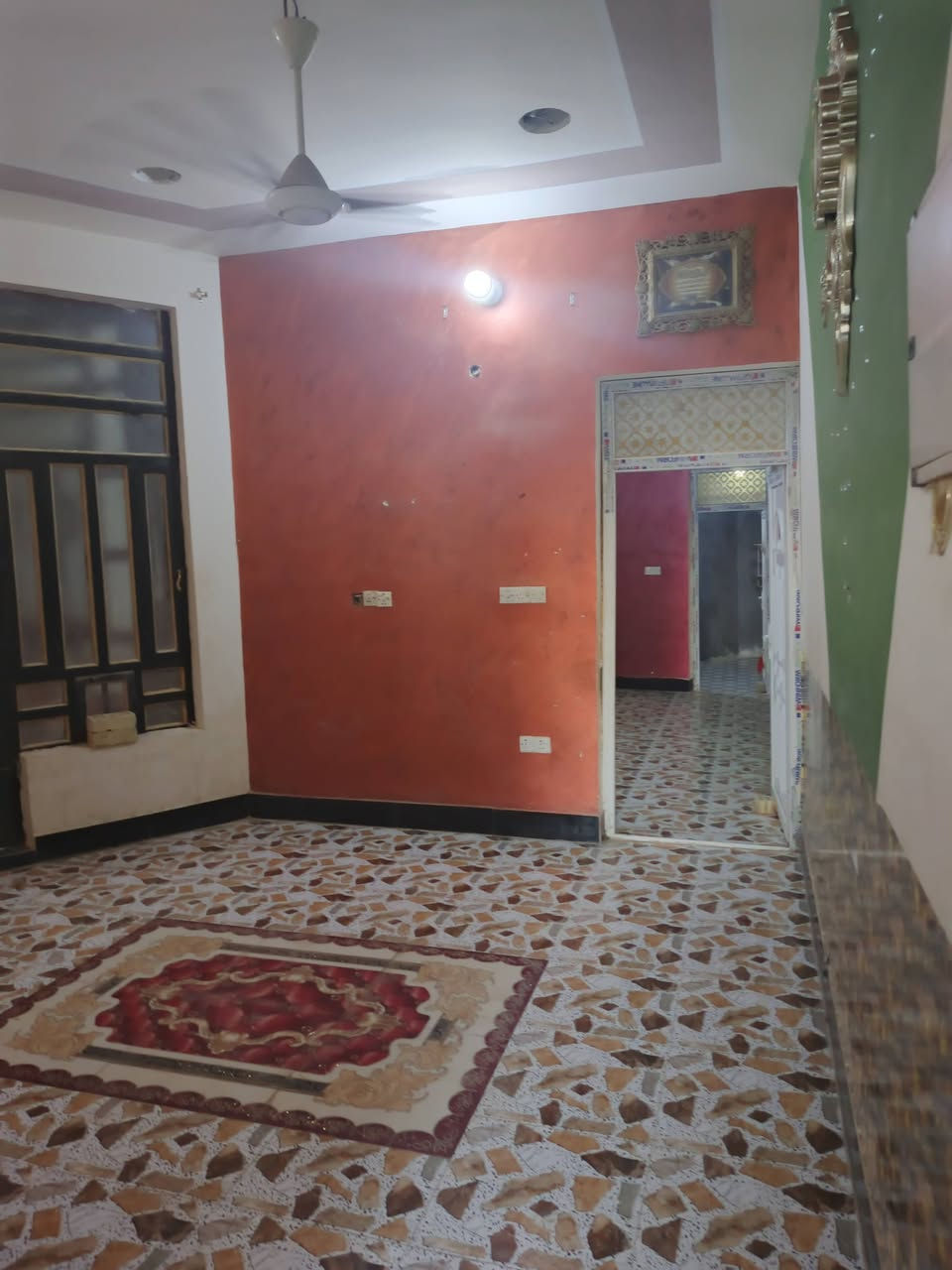 بيت للإيجار وره مجمع الرحاب طابق ونص غرفه جوه وعرفه فوك بدل اليجار
250 هاذا رقمي ***********
