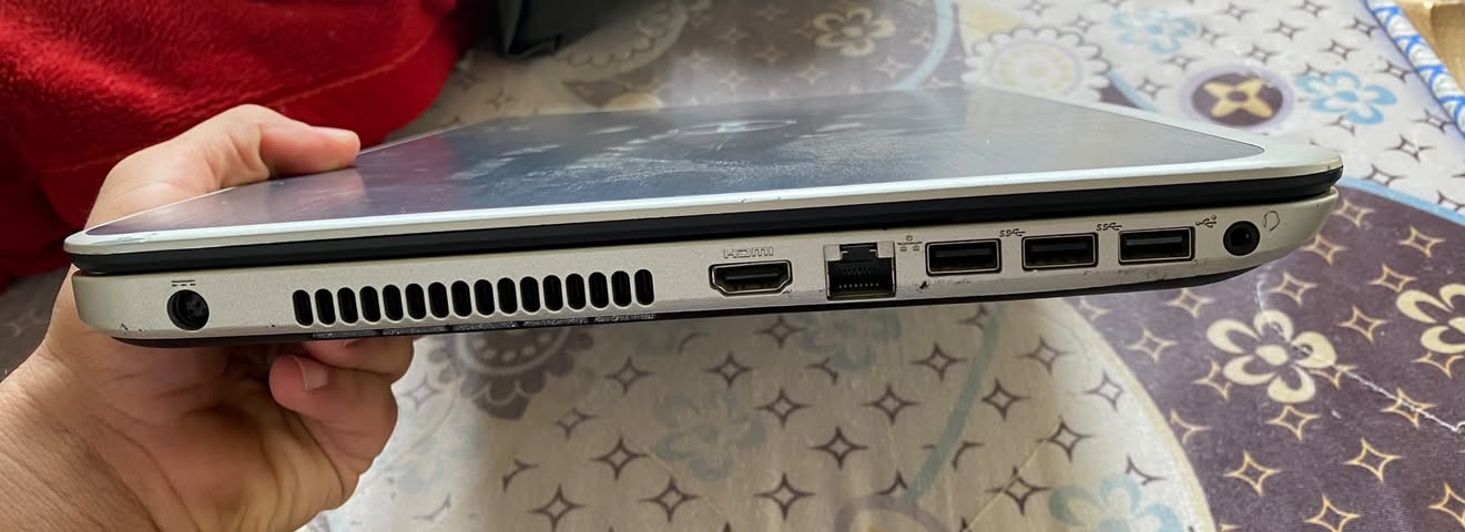 السلام عليكم 
لابتوب مستخدم dell 
Core i7 
الجيل الثالث 
Ram 8 
والله ما اعرف بعد شنو كواصفاتها 
بس هي سلم و نظافتها 99% و كلشي شغال 100%

هسة نجي على عيوبها احچيهن ليگدام لأن اذا بعتها ما اگدر ارجعها لأن بس جيبتها من مكاني لبغداد بگد سعرها مو مال ارجع علمودها . اما غير هاي انطيك ضمان

عيوبها لمن تكون الخلفية بيضاء تبين طعون خفيفة بالشاشة 
هاي موجودة بالصور و ما مبينة ولا مأثرة عليها 

بس امانة الله يوتيوب تصفح  العاب متوسطة برامج افلام 
دقة الشاشة فوووول و كلش مريحة للعين و صوتها عالي و صافي 

 وياها شاحنة و ماوس 

سعرها 150 الف و نوصلها الك لداخل بغداد بلاش 

للتواصل على الخاص أو اتصل على الشخص الي جابها الي 
و هو نفسه يوصلها الك 
***********
