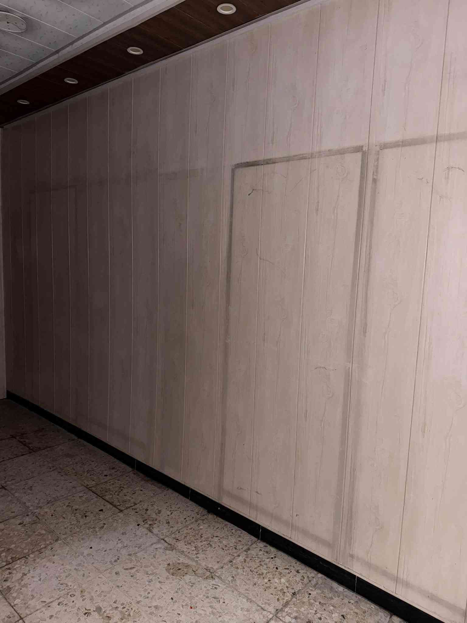 محل للبيع
السلام عليكم محل للبيع في سوق رضا على الشارع العام 
للتواصل *********** محل جديد ديكور كامل مع جام خانه ومنظومة كامرات حديثة ما يحتاج اي شي
