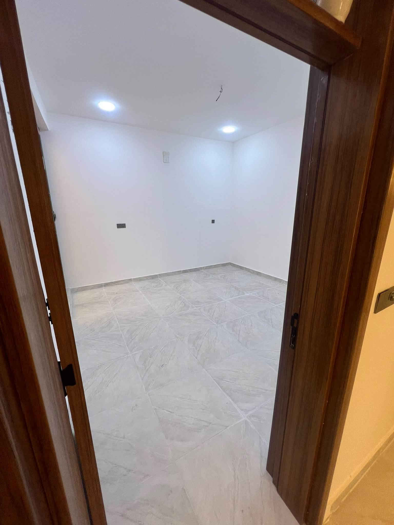السلام وعليكم دار للبيع المساحة 100متر واجهة 6وربع نزال 16طابق ونص  يحتوي على غرفتين نوم وصالة ومطبح وحولي كبير وحمام عدد 3البيت فول مواصفات غير مسكون العنوان بغداد الدورة البوعيثة مجمع العدل الاول قريب الشارع العام باسمي مباشر تنازل شركة واقرار محكمةًللاستفسار ***********
