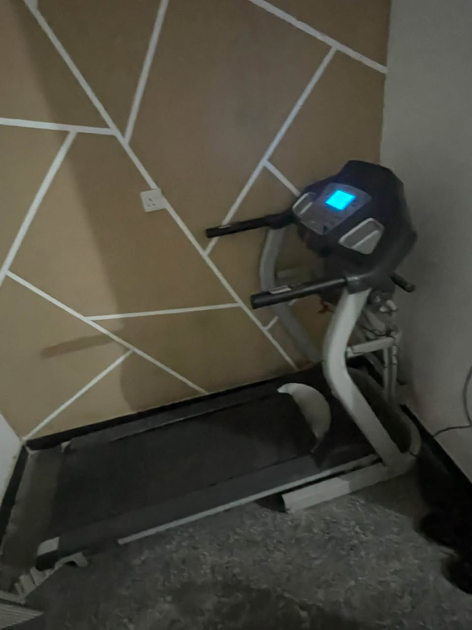 السلام عليكم جهاز جري رياضي للبيع اصلي انظمه مختلفه جبلي وعادي وسرعات متعدده يحتوي على سماعه سبيكر وجهاز هزاز وتدليك شغال 100‎%‎ ونظافة جداً عاليه استعمال جداً قليل السعر 300 الف وبي مجال العنوان الزعفرانية دور الشرطه للتواصل مراسله الحساب او الرقم :***********
