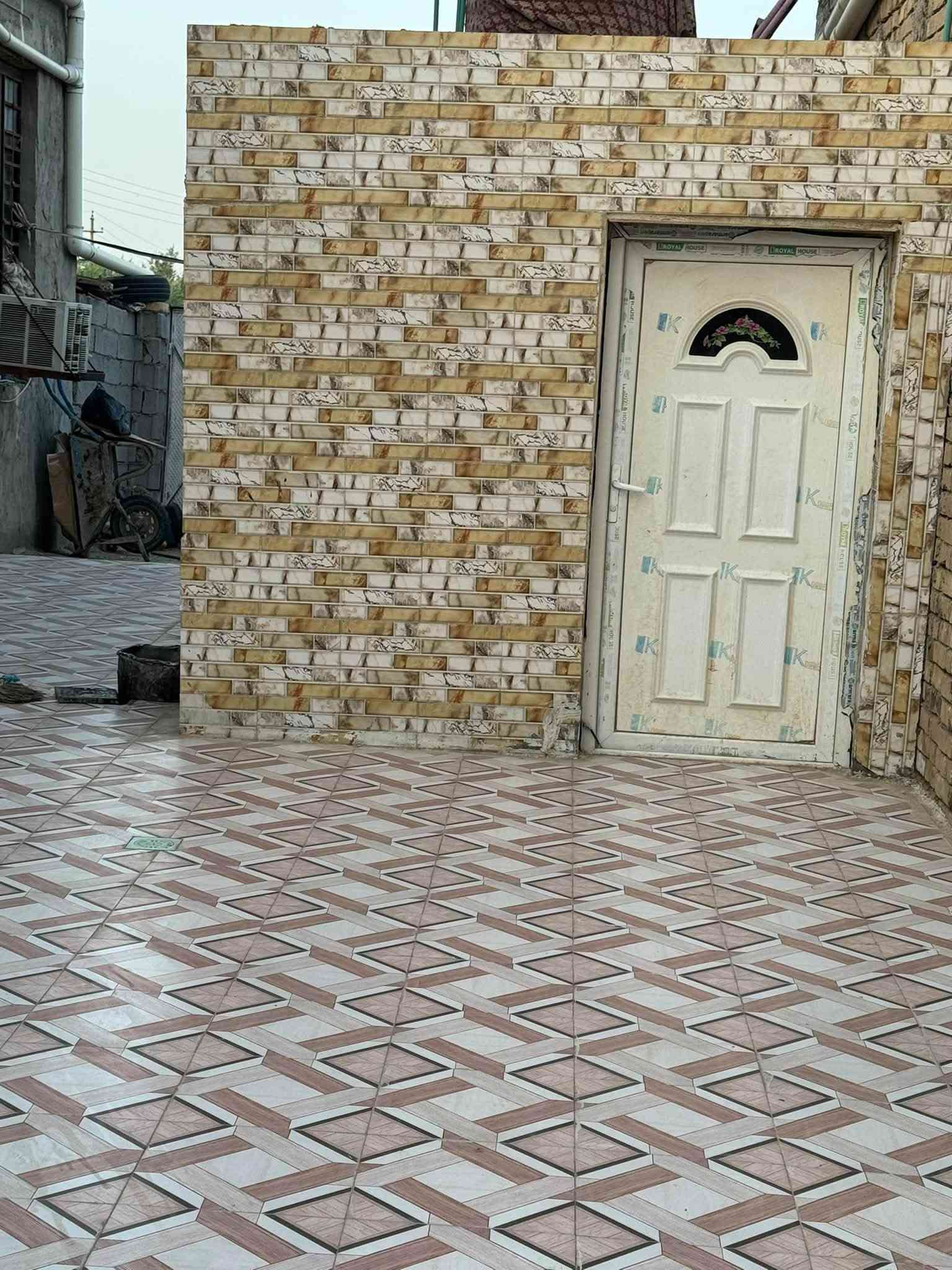 بيت زراعي(بناء جديد)
مساحة 300 م 
*الطابق الاول يتكون من :

#غرفتين 
#استقبال
#مطبخ
#ديوان
#صحيات  

*الطابق الثاني يتكون من :
#غرفتين
#صالة
#صحيات
#كهرباء جديده
 
#مكان البيت : فرع معمل الغاز الشطرة الجديد ع الشارع العام  مقابل فرع ال جهل(مسافة قليلة عن الشارع العام تبليط لباب البيت )

اتصال   او وتساب /***********
اتصال /***********
