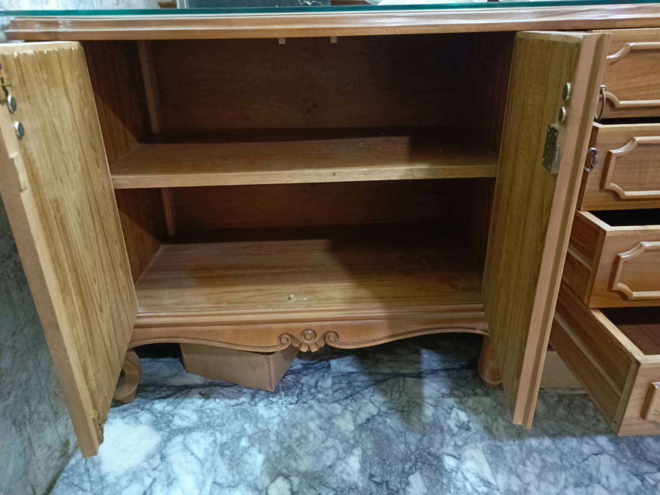بوفيه ضخم • واجهة ١٢٠×١٩٠ • نظيف