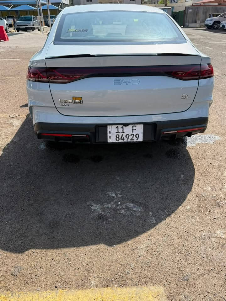سلام عليكم   كن L  بطاريه 🔋120km

سيارة BYD Qin L DM-i 2025
هايبرد DM-i 5.0
الممشى فقط 20,000 كم
السيارة نظيفة جداً وبحالة الوكالة، استعمال خفيف ومعتنى بيها.

المواصفات والتجهيزات:

• شاشة وسطية كبيرة قابلة للدوران
• شاشة عدادات رقمية
• كاميرات محيطية 360°
• عرض محيطي/شفاف للسيارة 540°
• كاميرات متعددة حول السيارة
• حساسات أمامية وخلفية
• مثبت سرعة متكيف ACC
• أنظمة مساعدة السائق L2 حسب الفئة
• تحذير النقطة العمياء
• تحذير مغادرة المسار
• المحافظة على المسار
• تحذير الاصطدام الأمامي والخلفي
• فرملة طوارئ أوتوماتيكية
• مساعد تغيير المسار
• مساعد القيادة على الطرق السريعة
• مساعد الركن الأوتوماتيكي
• ركن عن بُعد
• Auto Hold
• مثبت سرعة
• تشغيل بدون مفتاح
• دخول بدون مفتاح
• مفتاح NFC / بلوتوث
• نظام DiLink الذكي
• أوامر صوتية للتحكم بالميديا والملاحة والتكييف
• ملاحة GPS
• اتصال 4G/5G حسب الفئة
• تحديثات النظام OTA
• تحكم بالسيارة عن طريق الموبايل
• تشغيل/تحكم بالتكييف عن بُعد
• LED أمامي وخلفي
• أوتو لايت
• أوتو واطي/عالي حسب التجهيز
• DRL نهاري
• جنوط ألمنيوم
• مرايا كهربائية مع تسخين
• زجاج كهربائي كامل
• نظام مراقبة وضغط الإطارات
• عدة أنظمة أمان ووسائد هوائية
• بطارية Blade LFP
• منظومة Plug-in Hybrid DM-i
• 5 مقاعد
• صندوق خلفي واسع حوالي 450 لتر
• طول السيارة حوالي 4.83 متر وقاعدة عجلات 2.79 متر. 

الحالة: بحالة الوكالة — ممشى 20 ألف كم فقط.
الفحص: مفتوح للمشتري الجاد بأي مكان يتفق عليه.
المكان: بغداد
السعر: [26مليون و300 ]
للاتصال: [***********
