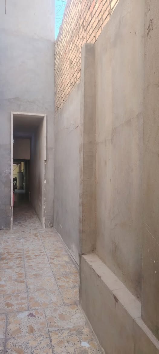 اسلام عليكم بيت للبيع طابو في بغداد منطقه الكماليه شارع 70 قاطين جوه غرفتين وهول وستقبال وصحيات وحمام ومطبخ والفوك 3 غرف وحمام ومطبخ ومساحه كعده بره المطبخ وكذالك حديقه مرتبه مساحت البيت 288 متر/***********
