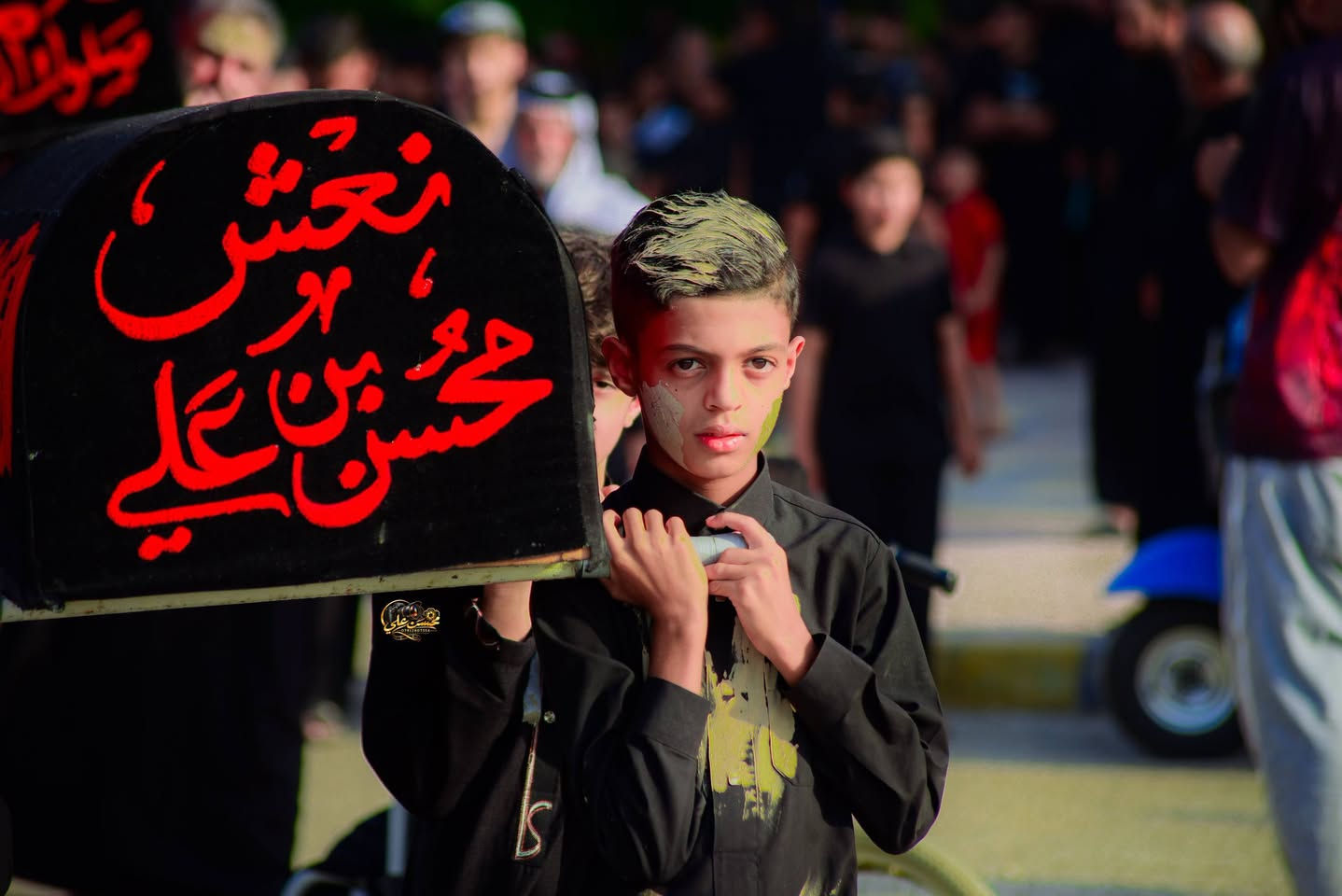 تقيم مجموعة من خدام الامام الحسين (ع)
تشييع نعش مولاتنا فاطمة الزهراء (ع) الراوية الاولئ 
باقي الصور في قناتي التلكرام 👇
https://t.me/x12w4
كوت-انوار الصدر
#عدسة_المصورمحسن_علي 📸
توثيق جميع المناسبات للحجز 
***********

نص مكتوب في الصور:
- محسن علی
- محسن علي ***********