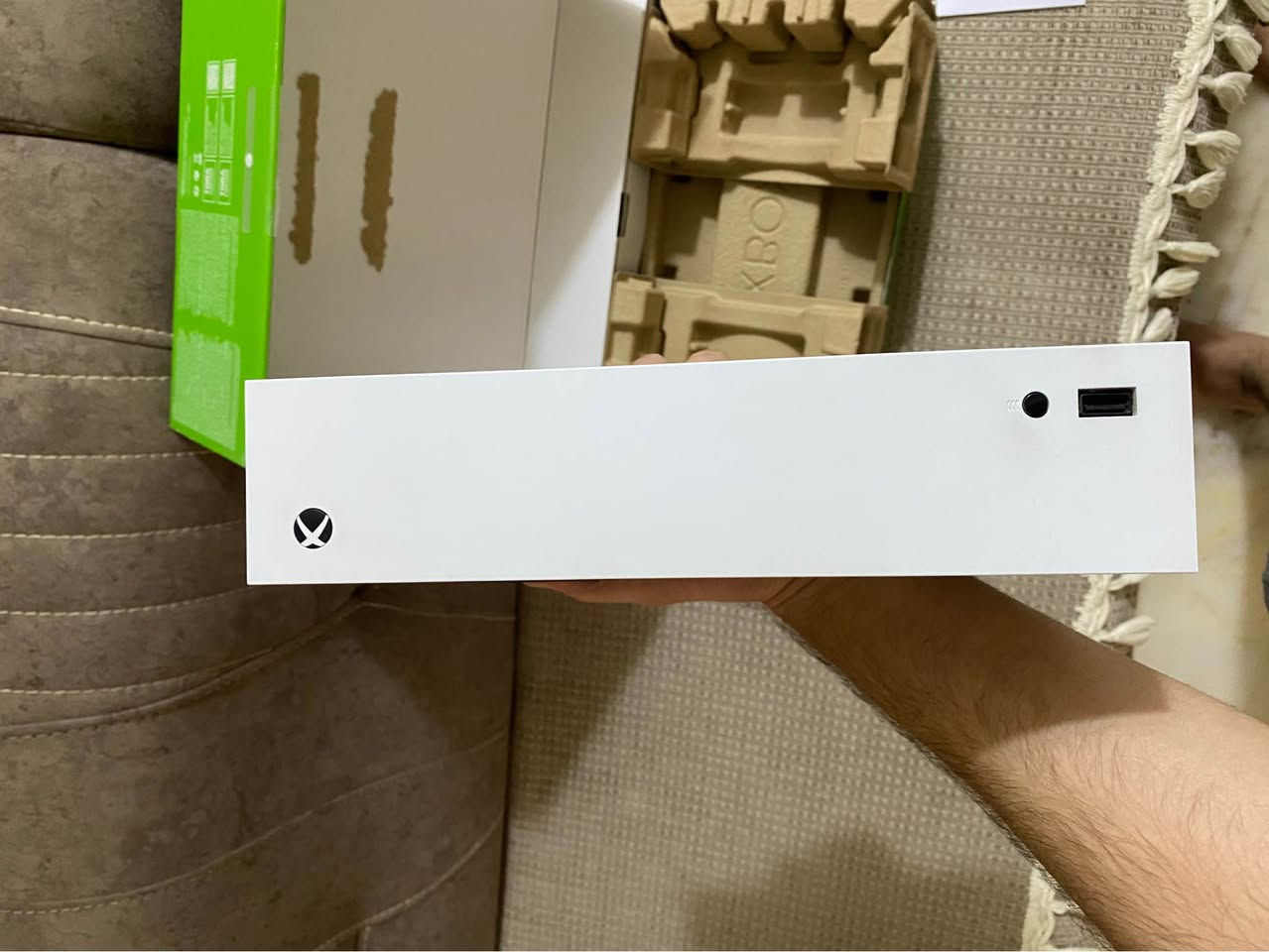 السلام عليكم اخواني عندي Xbox series S اخو الجديد نظافة 100% مثل موضح بالصور جهاز لوك حتى كتيبات الشركة ويا والكارتونة بحالة ممتازة الملاحقات الي تجي ويا:
1-جوستكين الاصلي الي ويا الجهاز ونظافتة مثل مموضح بالصور وجوستك گييم سير 
2- جميع ملحقاتة الاصلية كيبل ال HD والباور مالتة الي تجي ويا الجهاز 
3- الكارتونة وجميع الملصقات والكتيبات مال الشركة 
4- يجي ويا حسابين بيهم 9 العاب اصلية مشتريهم من داخل الجهاز من ضمنهم gta 5, ريديد 2,gta 4 مع كامل الاضافات,باتل فيلد 4, كول اوف ديوتي  وبعد هواي هواي العاب وايضاً يجي ويا گيم باس 6 شهور. للتواصل خاص او على الرقم *********** بغداد, العراق
