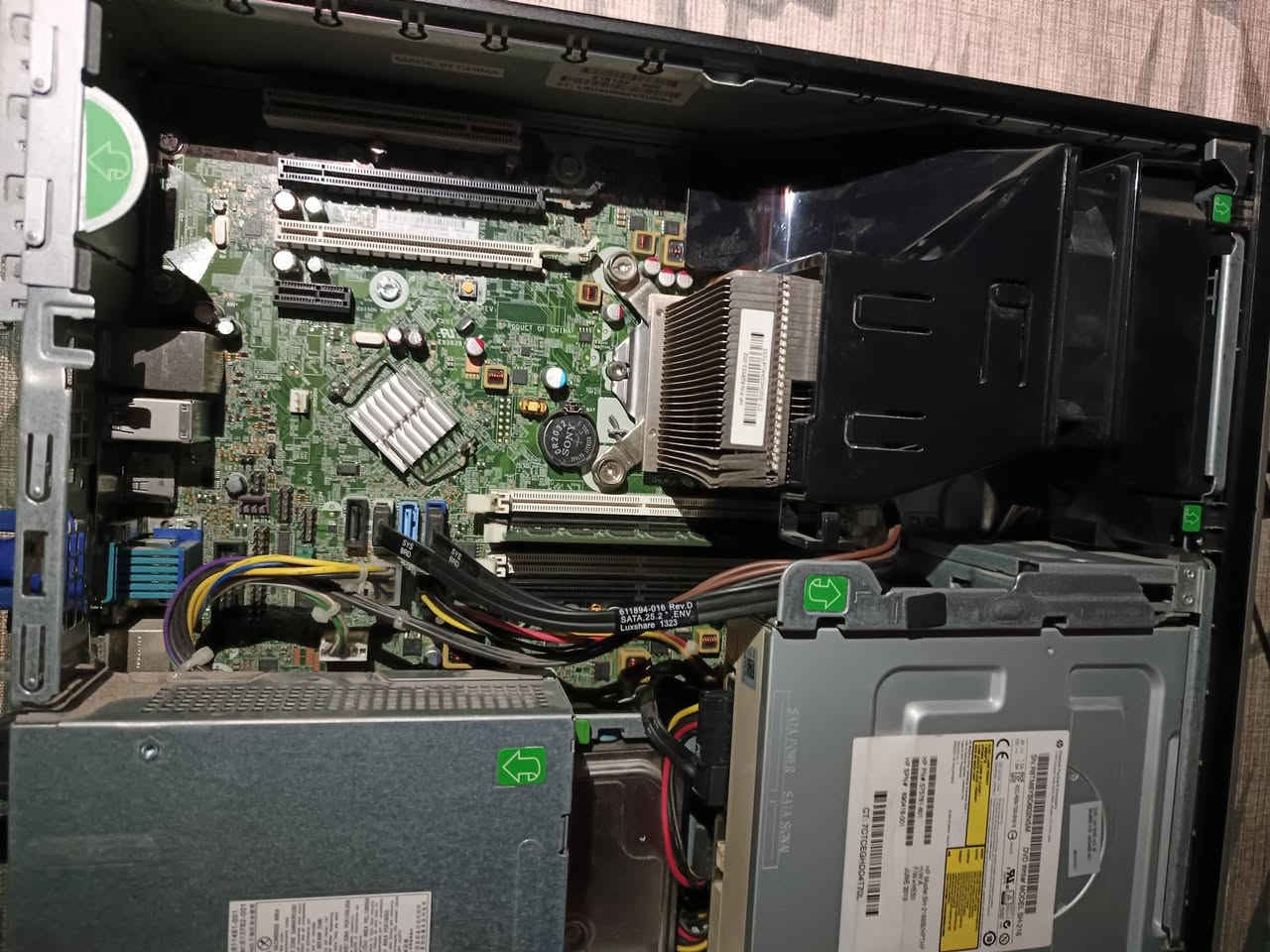 سلام عليكم   كمبيوتر (PC) مكتبي للبيع - نظيف وجاهز للاستخدام المعالج (CPU): Intel Core i3 (جيل ثاني) الهارد (Storage): 500GB (مقسم على 3 أقراص) محرك الأقراص: DVD RW  النظام: ويندوز 7 (Windows 7) مفحوص وشغال استخدام منزلي ونظيف جداً ​شغال 100% بدون أي أعطال أو مشاكل برغي ما مفتوح بيهه وياهه ماوس وكيبورد يمشي الحال يعني تجيبلهه واحد يعني مال شغل أو دراسه تصفح أنه البارحه حطيت بيهه هارد خارجي مال بلي وصلحته بيهه يعني تكدر تصلح هاردات أو  رامات تكدر سعرهه (70) وبيهه مجال وإذا تريد وياهه إكس بوكس 360 بي 123 لعبه ألعاب حلوات كلش ويا يده وحده اسعارهن ثنيهن 185 وبيهن مجال المكان عماره حي الحسين للاستفسار واتس0770787643  خط ***********
