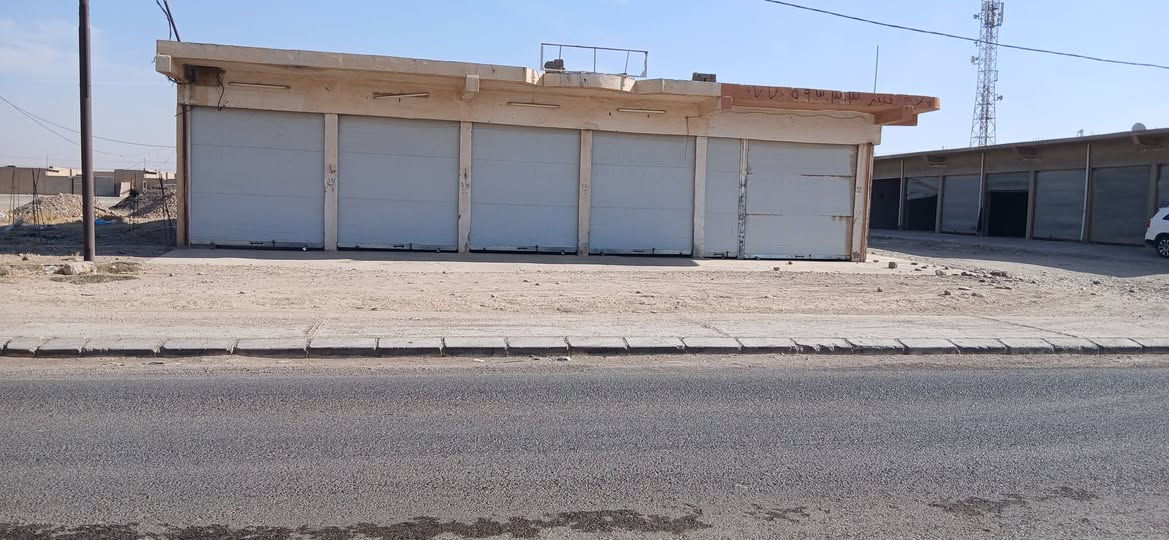 محلات لبيع . مع مخزن خلفي .داخل الصناعة.. متوفر
لديهم كافة الخدمات _ شارع و ماء و كهرباء  و بئير 
وجهة ٢٠ _ عمق ١٢٥ ...المساحه دونم كامل 
#السعر .... خاص 
#الاتصال: ***********_***********
