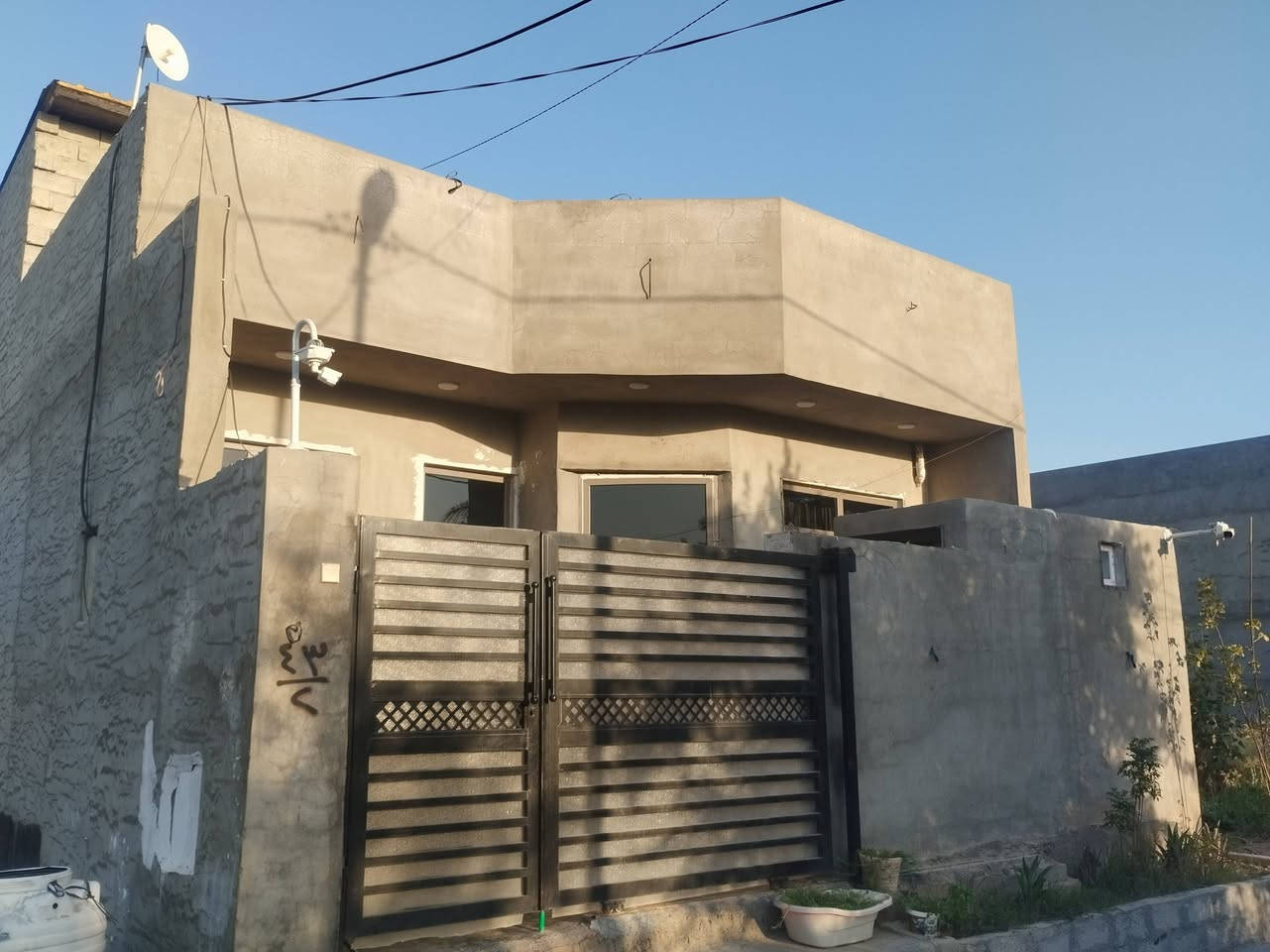 السلام عليكم دار سكني للبيع زراعي سند25 مساحة الدار 150م موقع الدار ام العضام ركة شفته ***********
