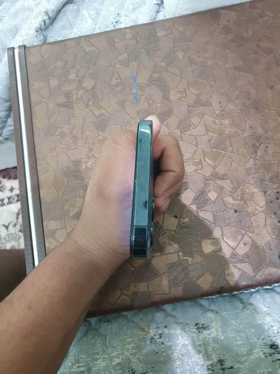 ايفون 12 برو ماكس للبيع 
مبدل شاشة وبطارية وضهر مكسور 
وسماعت الاتصال فقط من تفتح سبيكر تسمع 
والكامرة بيها رجفة العنوان بصرة ابو الخصيب 
هـ***********
واتساب ***********
سعر 295
