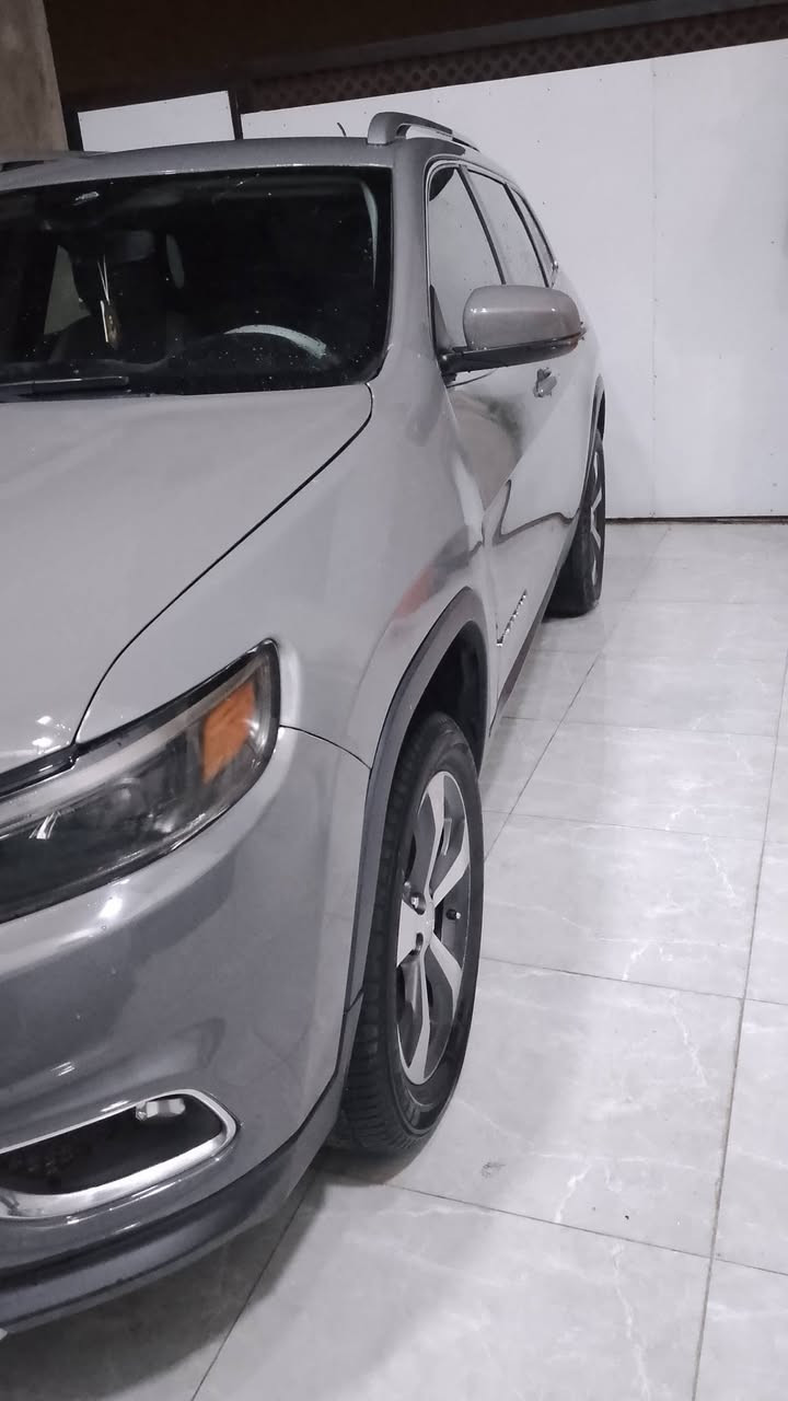 جيب شيروكي بزونه موديل 2020 6سلندر 3600 فول مواصفات ما عده الفتحه شاشه جبيره رادارات حساسات لايت زنون ماشيه 93ألف وجاهزه من كلشي للبيع او مراوس حسب القناعه السعر 130 العنوان بصره القبله حي بغداد وللاستفسار أكثر اتصل ***********
