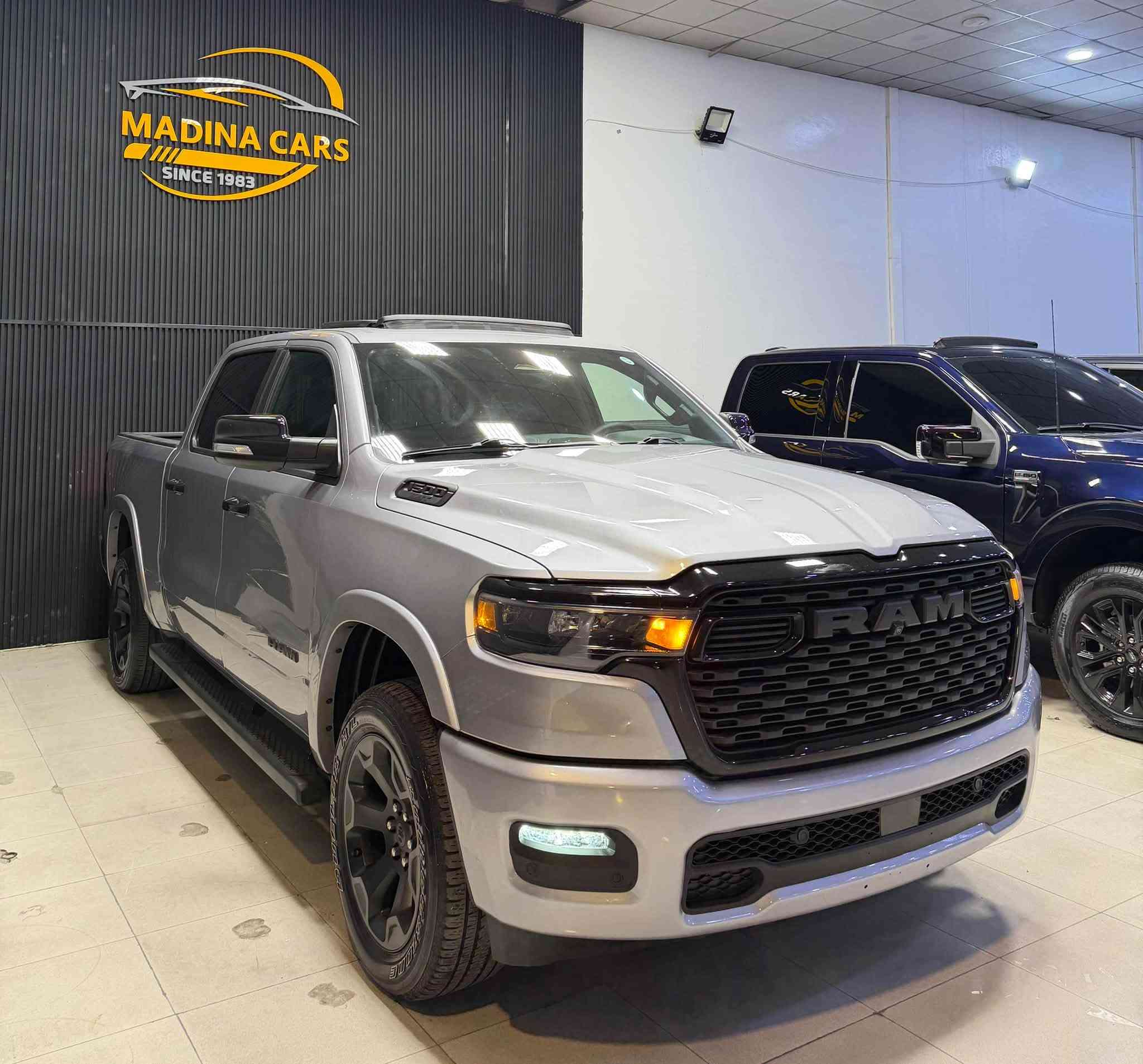 Dodge Ram 
2025 bighorn 
V6 - 3.0T - 4x4 

بسمە و شغال
شاشە تیسلا
کامیرە 
پانۆڕامە
داتاشۆ
ئاوینە کامیرە
لایت لید
کوشینات جلد 
کوشینات هیتر
سوکان هیتر
باب طویل
بودی قصیر
دبل اکسل
رادار
ئوتو ستوب
ویل ٢٢

23.000mi
2قطعە صبغ
سعر 425ورقە

***********
***********
