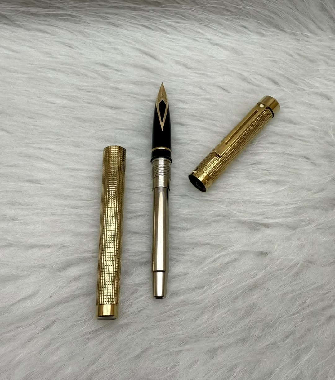 SHEAFFER(TARGA)
قلم شيفر تاركة
حبر
امريكي المنشأ اصلي 
طلاء ذهب 
ريشة(سلاية) ذهب خالص عيار 14k
نقشة مميزة 
حجم الخط F
انتاج سنة الثمانينات 
جديد غير مستخدم 
مع العلبة و الكرنتي
للاستفسار المراسله على الواتساب او الاتصال بالرقم  *********** 
يوجد خدمة توصيل داخل بغداد و محافظات
