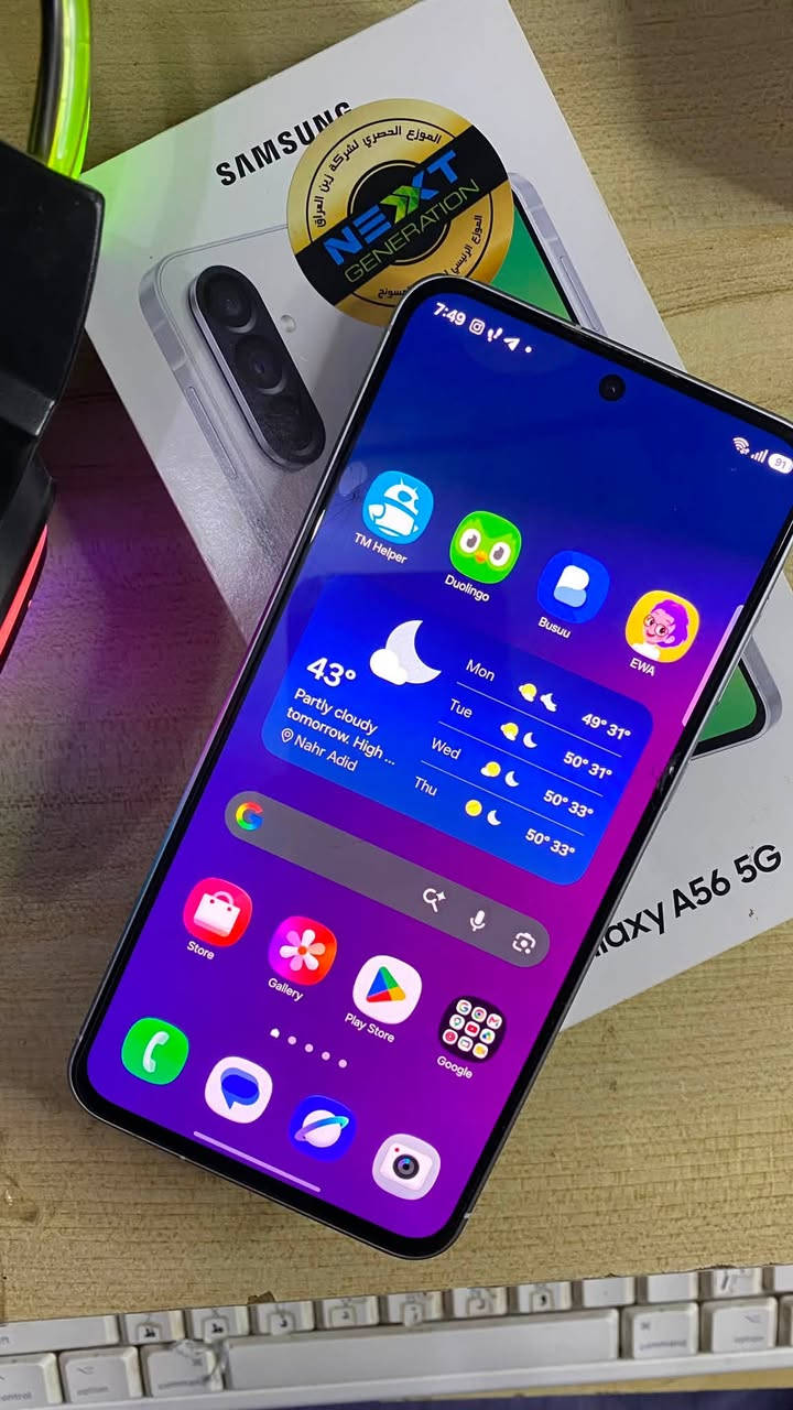 للبيع: Samsung Galaxy A56 (اخو الجديد) –
استخدام منزلي يعني لا لاعبين بي ببجي و لا استخدام ثقيل
رام 12GB وذاكرة 256
، للي يدور جهاز راقي، نظيف، وبأداء قوي.. للبيع جهاز سامسونج A56 بحالة الوكالة:
 النظافة: . تكدر تشوف وجهك بيه من كد ما نظيف 
 نوع الاستخدام: استخدام منزلي خفيف جداً 
 الضمان: الجهاز شدّ شركة وما داخل تصليح نهائياً، برغي ما ملعوب بيه واخت الجديد بالضبط.
 الملحقات: يجي ويا كرتونه الأصلي كامل و كيبله

 أبرز نقاط القوة ومميزات الجهاز:
 أداء طيارة (RAM 12GB): سعة رام عملاقة تضمن لك سرعة وسلاسة عالية جداً بالتنقل بين التطبيقات والألعاب بدون أي تقطيع أو لاك.

 شاشة خرافية (Super AMOLED 120Hz): ألوان حقيقية وسطوع ممتاز حتى تحت شمس الظهر، مع سلاسة فائقة بالتصفح.

 كاميرات احترافية مع تثبيت بصري (OIS): تصوير نقي جداً بالفيديو والصور الثابتة بدون اهتزاز، خصوصاً باللقطات الليلية.
{شخصيا بـحثت عن جميع الاجهزة الي بـفئته السعرية ولكيته هو يحمل افضل كاميرا}

 بطارية ضخمة وتطوّل (5000mAh): تكفيك يوم كامل واستخدام ثقيل وراحتك بالعمل والتصفح مع دعم الشحن السريع.

 مقاومة للماء والأتربة (IP67): حماية عالية للجهاز تعفيك عن الخوف من السوائل أو الغبار.
 فرصة ما تتعوّض للي يدور جهاز نظيف وراحة بال.. الجهاز اخت الجديد وما يتفوّت!

السعر : 500
علما ان الجديد سعره 650+
للتواصل: ***********
