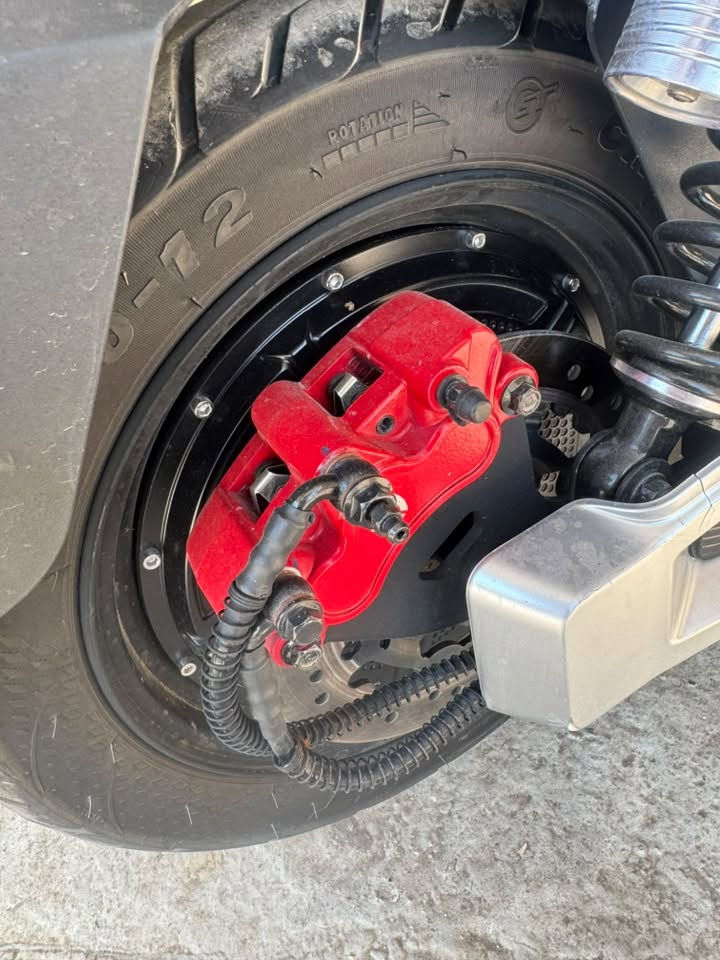 دراجه TAILG T73
* ⚡ المحرك: 1000W أو 2000W حسب النسخة
* 🔋 البطارية: 72V 35Ah Graphene
* 🏁 السرعة القصوى: 32 كم/س للنسخة 1000W، وتصل إلى 60 كم/س للنسخة 2000W
* 🛣️ المدى: حوالي 90 كم، وتذكر الشركة إمكانية الوصول إلى نحو 100 كم في ظروف معينة
* 🔌 وقت الشحن: 6–8 ساعات
* 🛞 الإطارات: 12 إنج Vacuum
* 🛑 الفرامل: CBS + ديسك أمامي وخلفي
* ⛰️ صعود المرتفعات: حتى 13°
* 📏 الأبعاد: 184 × 74.6 × 116.5 سم
* 📐 ارتفاع المقعد: 77 سم
* 🔧 العزم الأقصى: 179 نيوتن.متر
* 🎛️ أنظمة السرعة: 3 مستويات
* 💡 إضاءة أمامية وخلفية وجانبية، وتصميم رياضي.   
البطاريات جديدة 
العنوان موصل الرشيدية 
السعر مليون وخمسين 
الرقم التواصل وبيها واتساب 
***********
