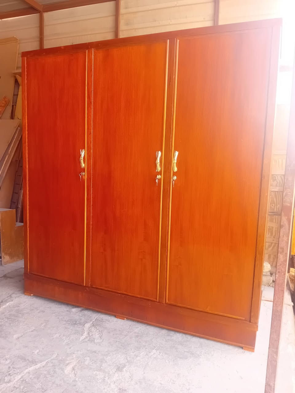 كنتور ابو 3 باب مستخدم للبيع  (تسكام درجه اولى×الضهر جرجوبه )
كل خانه وحده مقطع رفوف والخانه اللي بل وسط تعلاكه السعر  200 قفل مابي مجال 
العنوان كوت حي الجهاد شارع النجارين قرب السيطره تواصل *********** ونفس الرقم واتساب تلغرام
