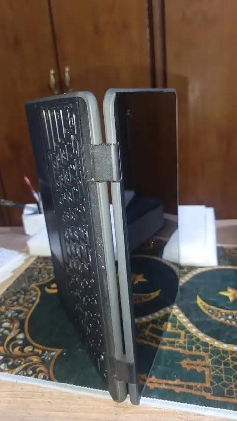 للبيع: لابتوب Lenovo 300e– عملي ومقاوم للأعمال اليومية
إذا كنت تدور على لابتوب متين، عملي، وشاشته واسعة ومريحة للعين، فهذا الجهاز خيار ممتاز يجمع بين الأداء والتكلفة الاقتصادية!

​⚙️ المواصفات الفنية:

​الماركة والموديل: لينفو

​المعالج: Intel Core i5 (الجيل الرابع - فئة U الموفرة للطاقة)

​الذاكرة العشوائية (RAM): 8 جيجابايت DDR3 (ممتازة لتعدد المهام)

​مساحة التخزالمهام 32جيجابايت HDD

​الشاشة: 12.5 بوصة بدقة عالية FHD (1920 x 1080)

​كرت الشاشة: Intel HD Graphics 2g sheard

​نظام التشغيل: ويندوز ايندرويد

​اللون: أسود كلاسيكي

​🎯 مجالات الاستخدام والاستفادة من الجهاز:

​الدراسة والتعليم الجامعي

​الأعمال المكتبية والإدارية

​البرمجة والتطوير الأساسي

​التصميم والرسم الهندسي البسيط (2D)

​الاستخدام الشخصي والترفيه

الملحقات: ماوس + جنطة + شاحنه 

نظيف 90٪
كل الغراض اصلية اجتي ويه اللابتوب

السعر 95الف
مكان الفلوجه قرب جامع التقوى.. 💎

للتواصل معى
