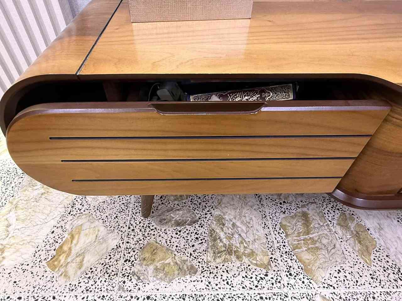 ميز تلفزيون