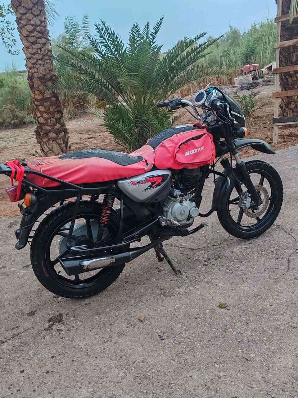 سلام عليكم دراجه بوكسر لبيع دراجه مكفوله محركه أغراضه تايرات دراجه ادوات
السعر 890وبيه مجال بسيط  تصال عل رقم وتساب موجود عنواني ميسان***********
