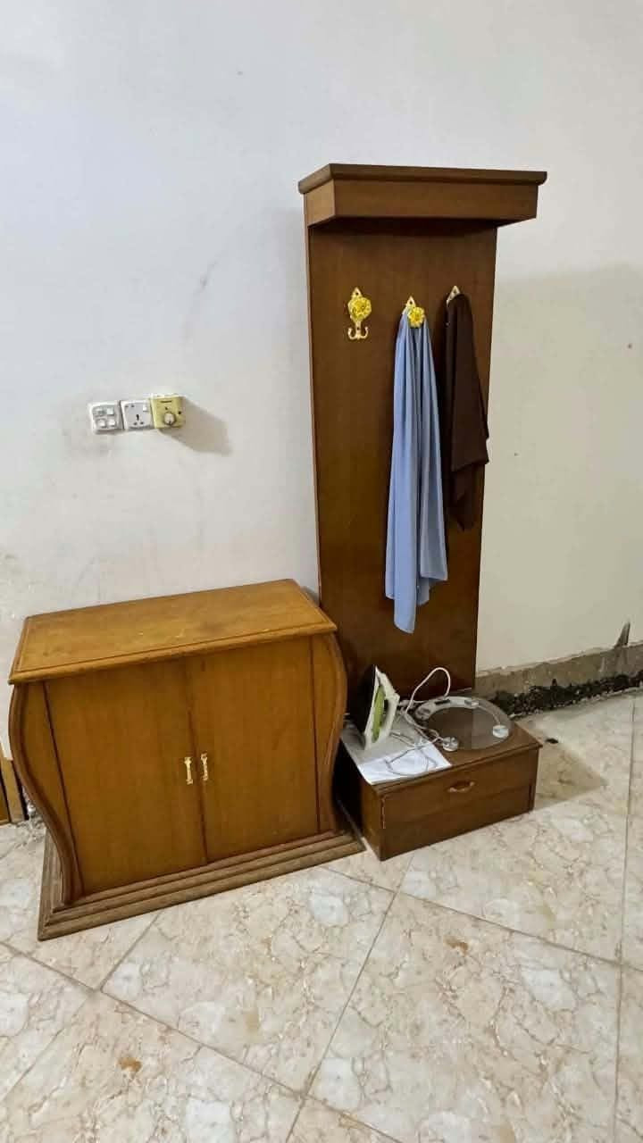 سلام عليكم غرفة نوم أم الستة 300 مكيف 3طن 300 جرابي حديد عدد 2سعرهم 35 كنتور صاج اربعع باب  سعر 75 دوشك نفرين سفنج 35 تخم عشرة مقعد 200 كاونتر تسكام ثقيل ممستعمل فقد كم يوم مسوينة 3مليون يردو مليونين ونص وبي مجال   للعلم  بقية الاغراض بيهم مجال مكانهم بغداد المحمودية ***********،
