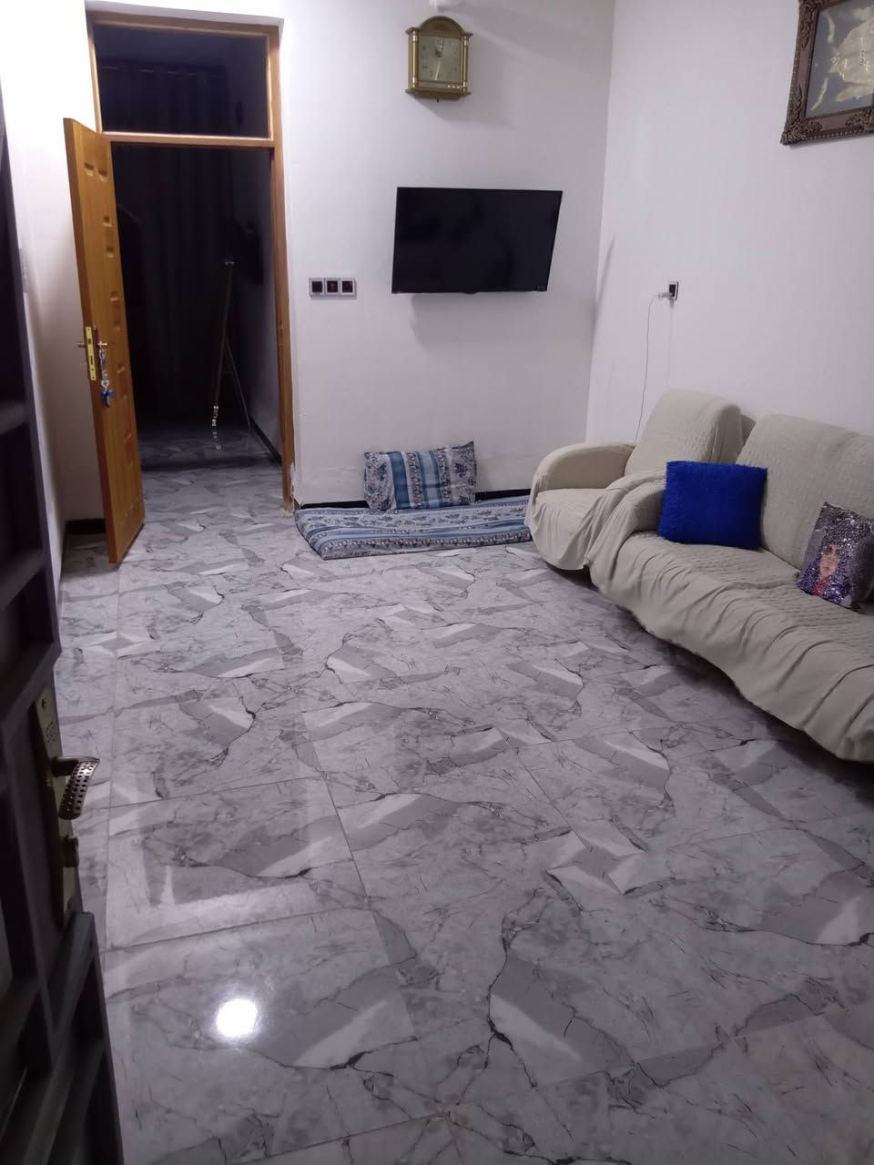 السلام عليكم بيت للبيع في منطقة التجارة قرب اعداديه الادريسي مساحة البيت/125/ متر طابقين طابو ملك صرف بناء طابوك يحتوي على ثلاث غرف نوم واستقبال وصالة ومطبخ وحمامات داخليه وخارجية وكراج سياره وصالة كبيرة للاستفسار الاتصال على الرقم التالي/***********

