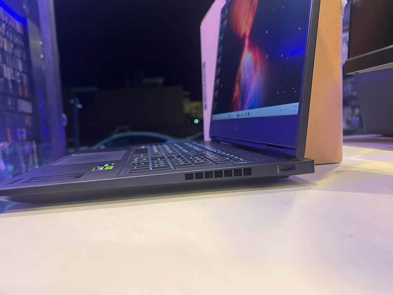 💰 السعر: 1,700,000 د.ع فقط
رقم:*********** WhatsApp 

🔥 وحش الألعاب والإنتاجية HP Omen 16 ! 🔥
إذا كنت تبحث عن الأداء الخارق، السرعة الفائقة، والشاشة الخرافية للألعاب، المونتاج، وبرامج الهندسة، فهذا اللابتوب هو الخيار المثالي لك! 🚀
💻 المواصفات الجبارة:
 المعالج (CPU): Intel Core i9-13900HX (أداء جبار للمهام الثقيلة)
 كرت الشاشة (GPU): NVIDIA RTX 4060 8GB (يشغل أثقل الألعاب والبرامج بكل سلاسة)
 الرامات (RAM): 16GB DDR5 (سرعة استجابة عالية جداً)
 التخزين (Storage): 1TB SSD NVMe (سعة كبيرة وفتح سريع للنظام والبرامج)
 الشاشة (Display): حجم 16 بوصة بدقة 2K وبتردد خيالي 240Hz (نقاوة سلاسة لا توصف في الحركة)

📌 ملاحظات الحالة:
 اللابتوب مستخدم بس نظيف جداً (بحالة الجديد) ومرفق مع الكارتون الأصلي الخاص به 📦✨
 الضمان: ضمان لمدة شهرين لتبصم وتلعب وانت مطمن 🛡️

🛵 التوصيل: متوفر بسعر 6,000 دينار فقط لكافة المحافظات / المناطق.
